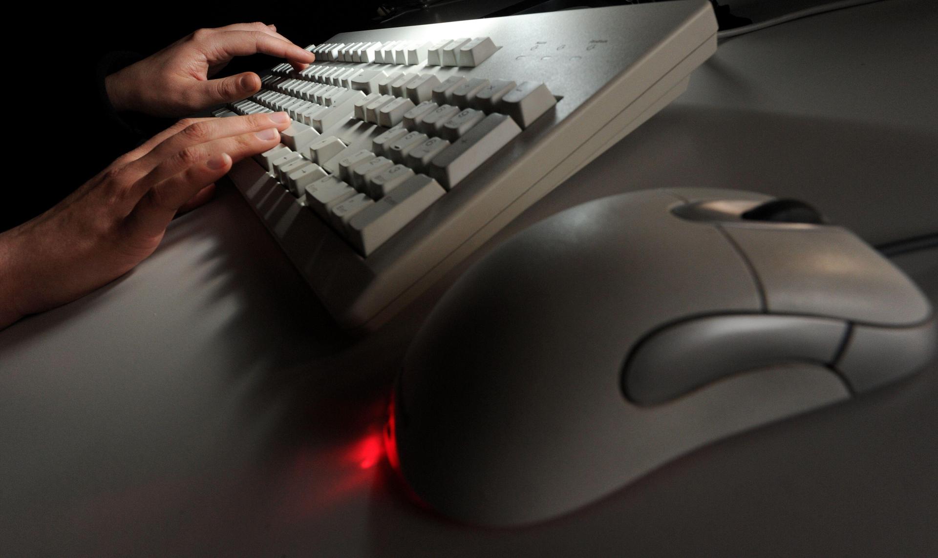 Eine 49-Jährige aus Burglengenfeld und ein 34-Jähriger aus Wackersdorf werden zu Zahlungen aufgefordert. Die Erpresser drohen mit der Verbreitung von vermeintlicher Nacktfotos. (Symbolbild: Jochen Lübke/dpa)