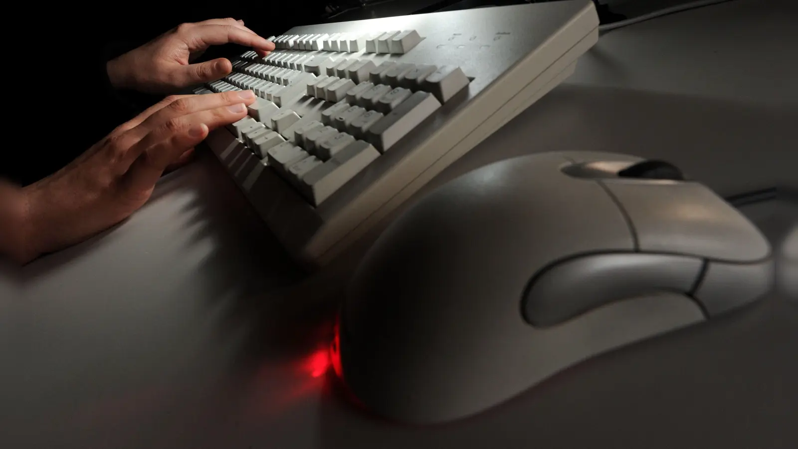 Eine 49-Jährige aus Burglengenfeld und ein 34-Jähriger aus Wackersdorf werden zu Zahlungen aufgefordert. Die Erpresser drohen mit der Verbreitung von vermeintlicher Nacktfotos. (Symbolbild: Jochen Lübke/dpa)