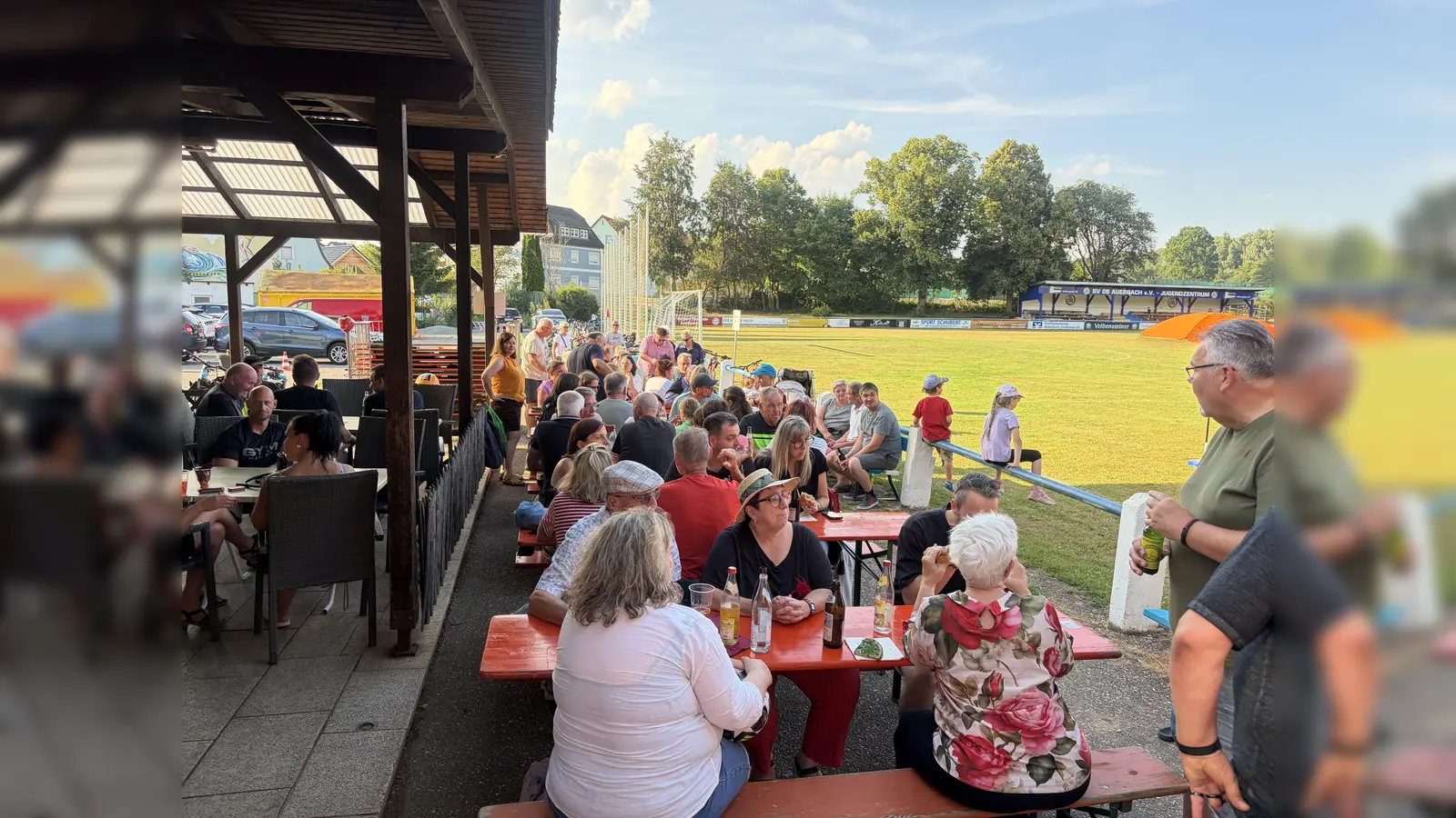 Der Pop-Up-Biergarten in Auerbach zieht zahlreiche Besucher an. (Bild: Holger Eckert)