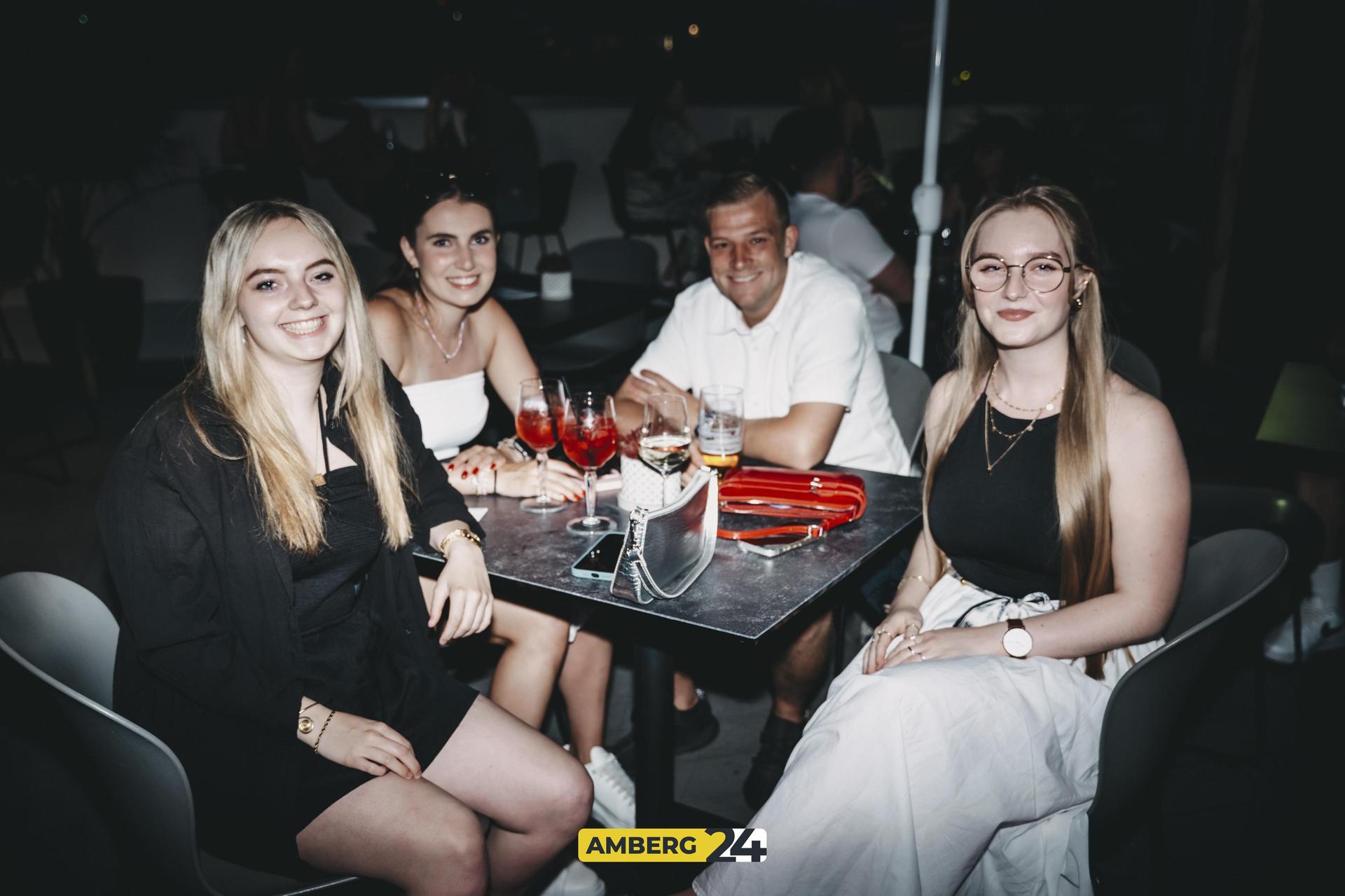 Sommer, Sonne, Saxophon – das gabs am Vorfeiertag in der Walküre Skybar. Ihr hattet Spaß, wir haben die Fotos von Fotografin Lolo. (Bild: Lolografie)