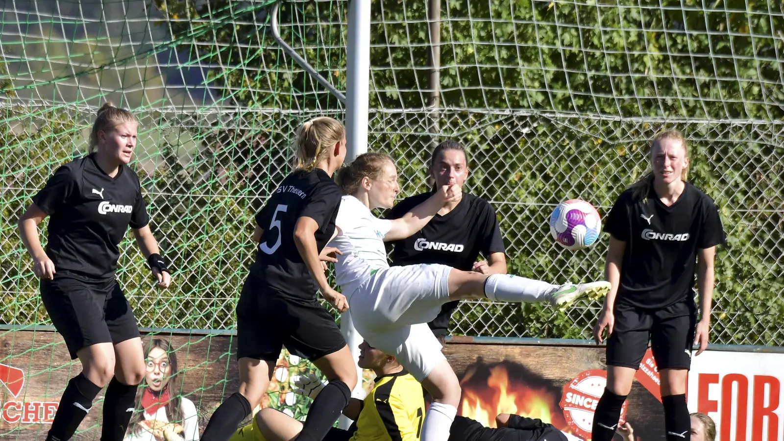 Sechs gegen eine: Annika Mauch (Mitte, weißes Trikot) von der SpVgg Greuther Fürth trifft mit einem Volleyschuss zum 4:1 für ihre Mannschaft. (Bild: Hubert Ziegler)