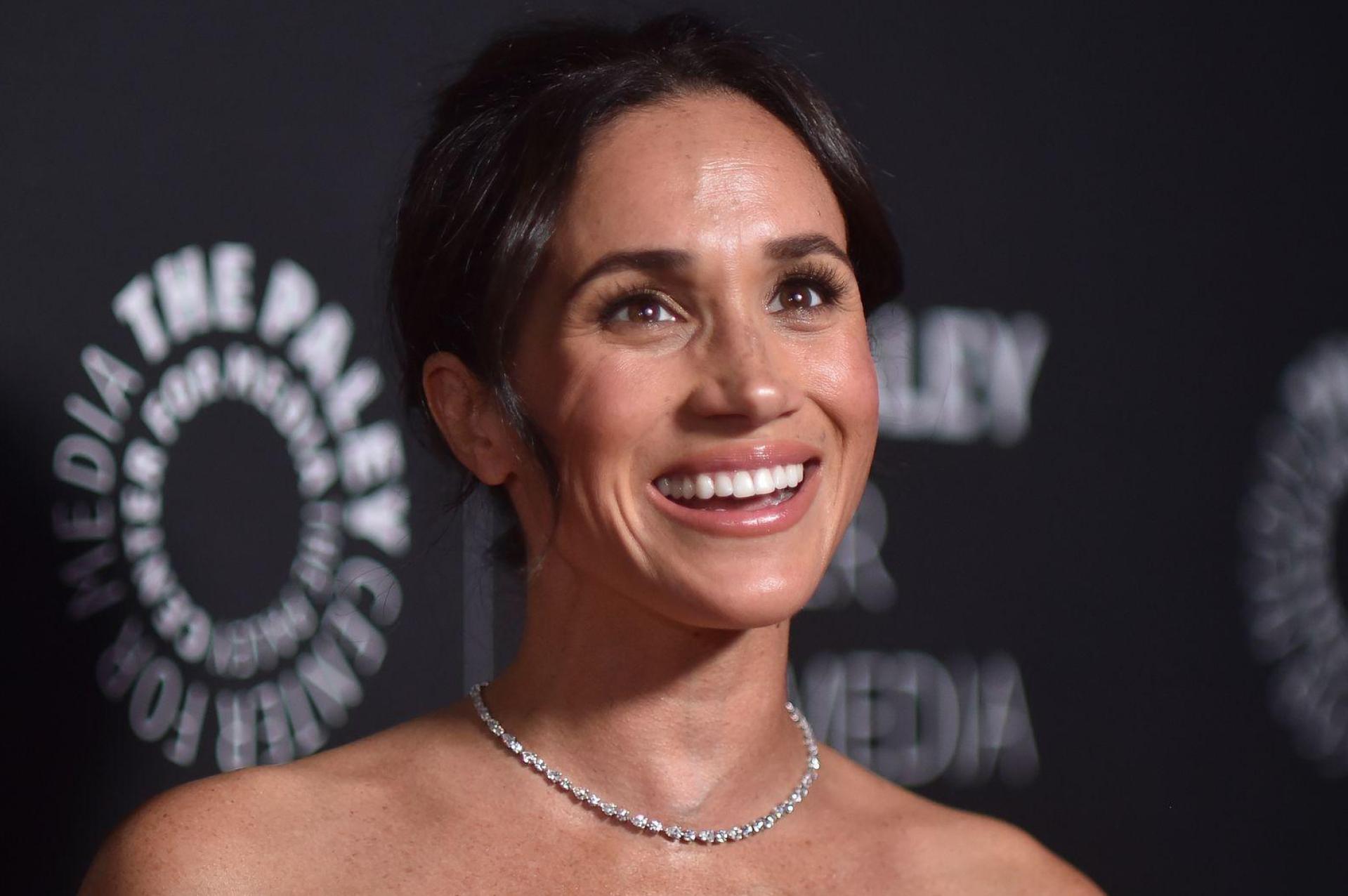 Herzogin Meghan trägt nicht gerne hautfarbene Feinstrumpfhosen. (Archivbild) (Bild: Richard Shotwell/Invision via AP/dpa)