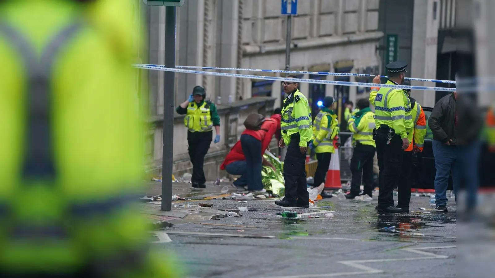 In Liverpool sind etliche Polizei- und Rettungskräfte im Einsatz. (Bild: Owen Humphreys/PA/AP/dpa)