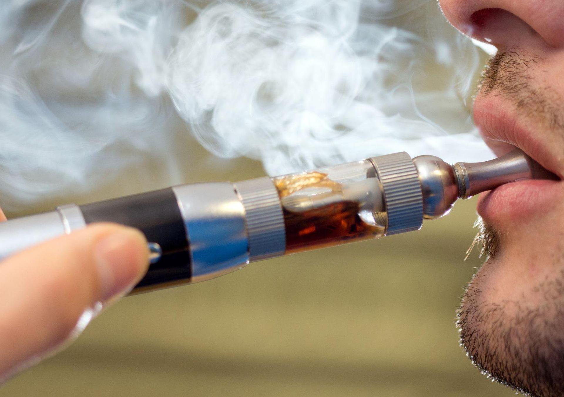 Immer öfter greifen Jugendliche zu E-Zigaretten. (Symbolbild) (Bild: Friso Gentsch/dpa)