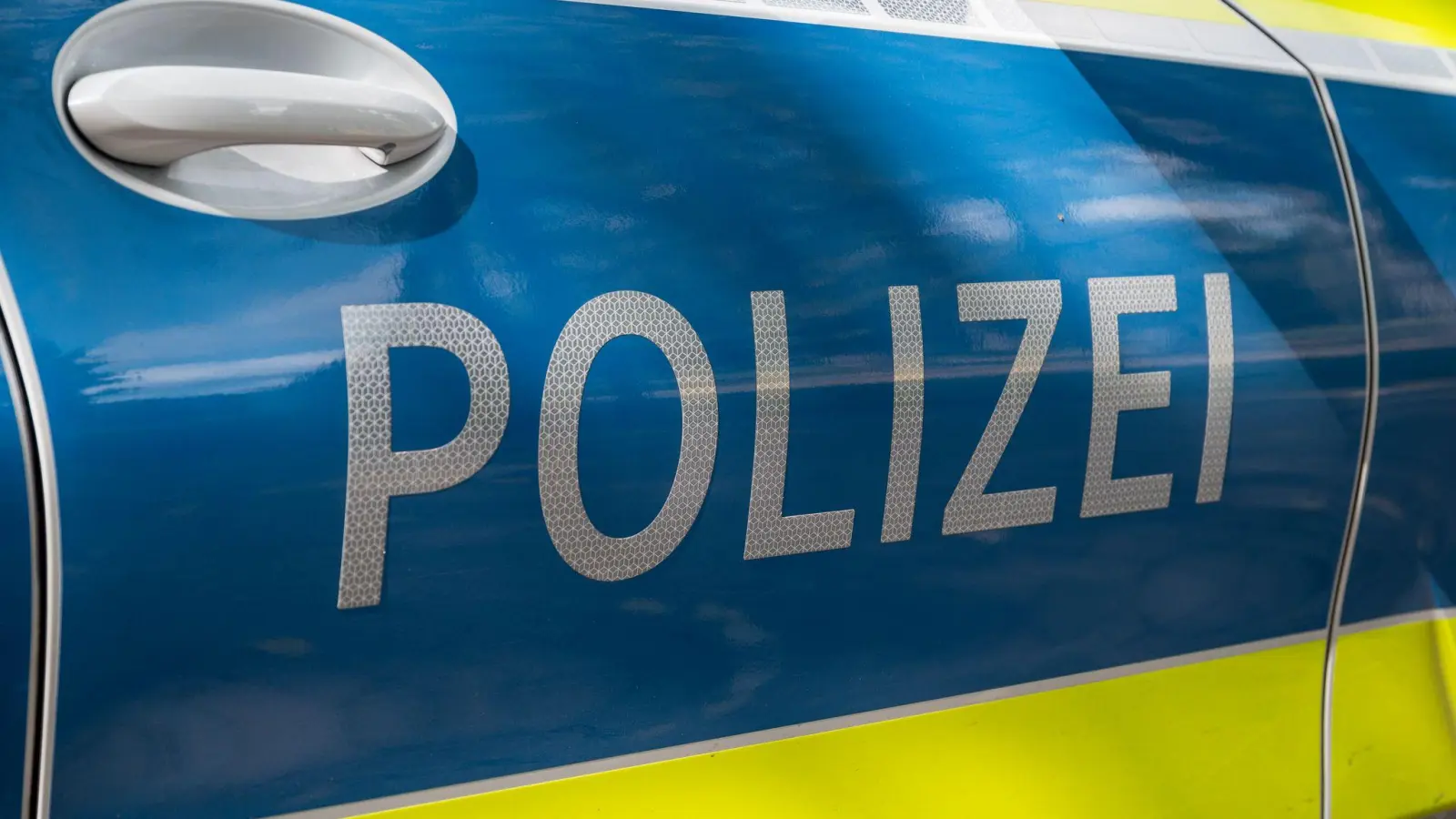 Ein flüchtiger Fahrer hat eine 15-Jährige an einer Ampel in Neumarkt i.d.Opf. angefahren. Die Polizei sucht Zeugen. (Symbolbild: Daniel Vogl/dpa)