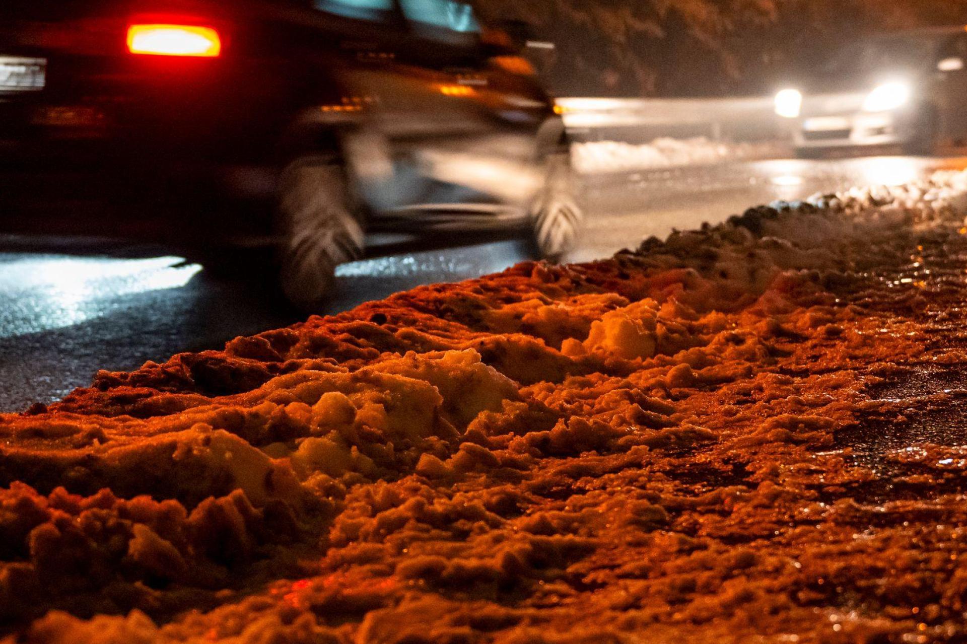 Schnee und Eis führen auch am Donnerstagmorgen zu Unfällen auf den Straßen in der Oberpfalz. (Symbolbild: Daniel Vogl/dpa)