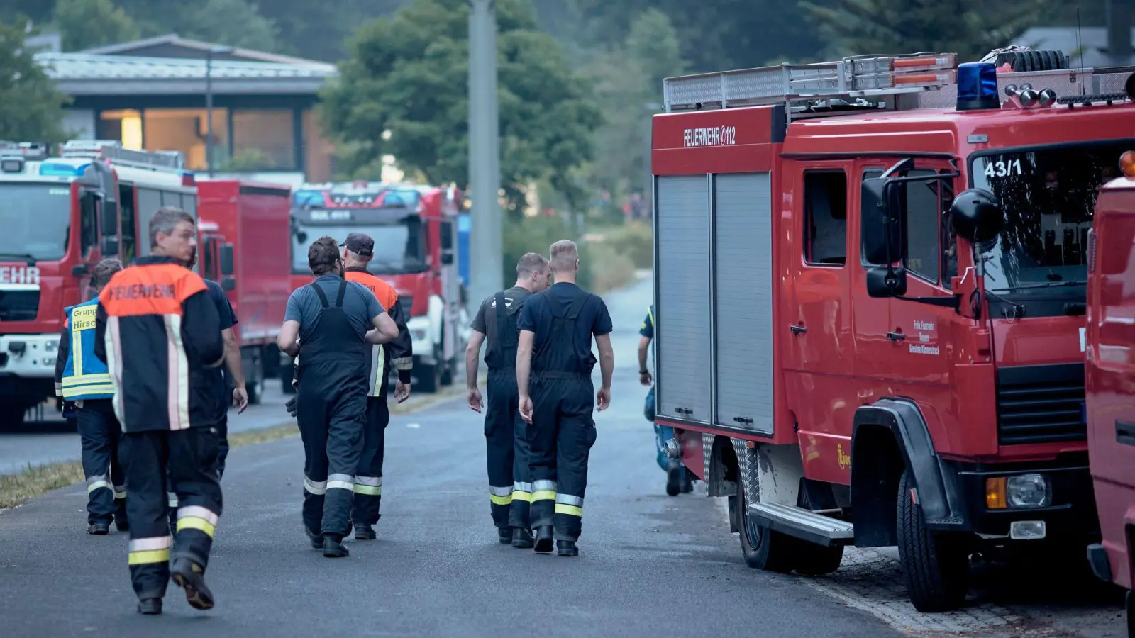 Auch am Sonntag dauern die Löscharbeiten beim Waldbrand in Freudenberg noch an. Insgesamt ist eine Fläche von rund 57.000 Quadratmetern betroffen. (Bild: Tizian Gerbing/dpa)