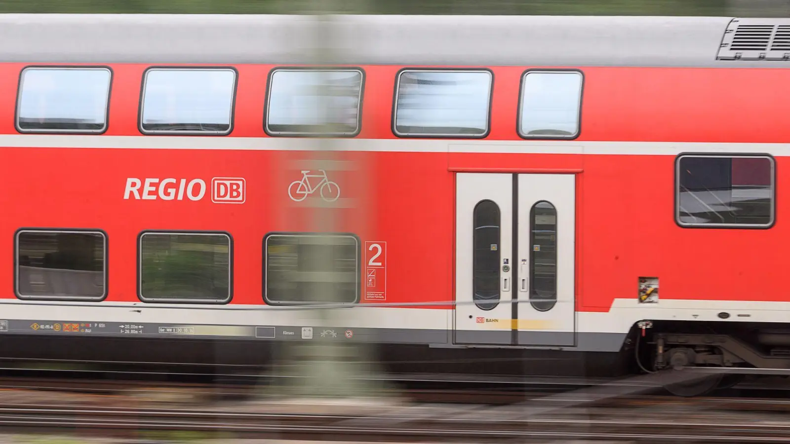 Eine Baustelle weniger: Auf der Bahn-Strecke zwischen Regensburg und Schwandorf sind ab Samstag wieder Züge unterwegs. (Illustration) (Bild: Sebastian Gollnow/dpa)