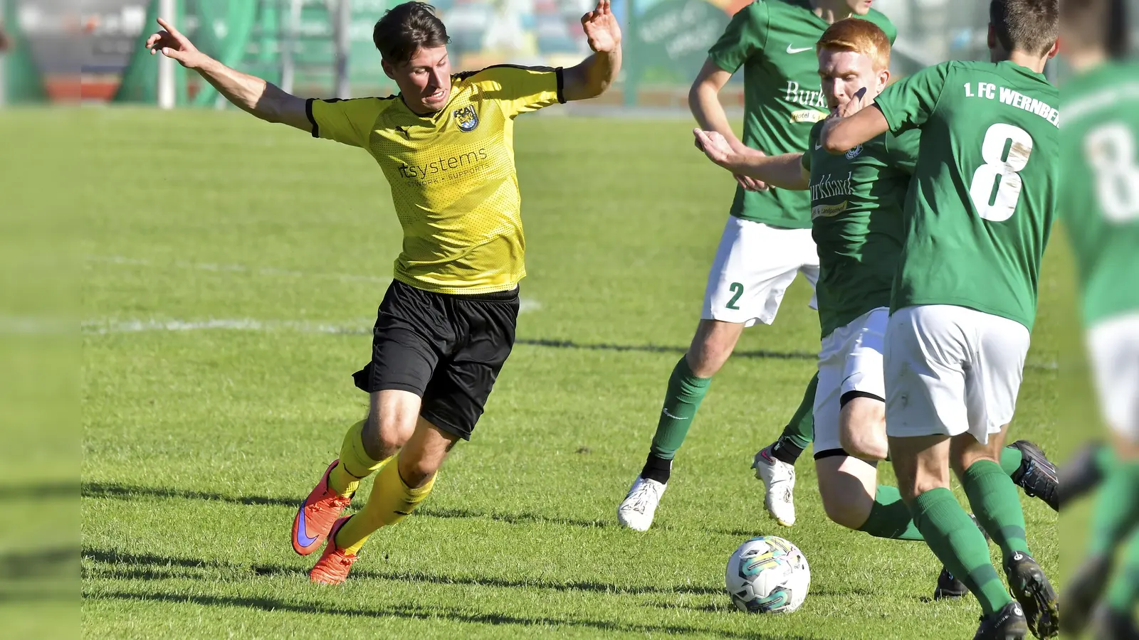 Der FC Amberg (links Yannik Haller) will in der Frühjahrsrunde Vollgas geben. (Bild: Hubert Ziegler)