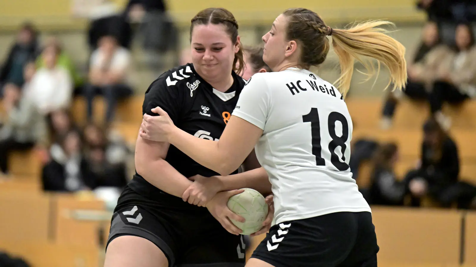 Wenn Victoria Schaller (links) und die HG Amberg auch in der kommenden Saison in der Bezirksoberliga spielen wollen, müssen sie noch einige Hürden überwinden. (Archivbild: Hubert Ziegler)