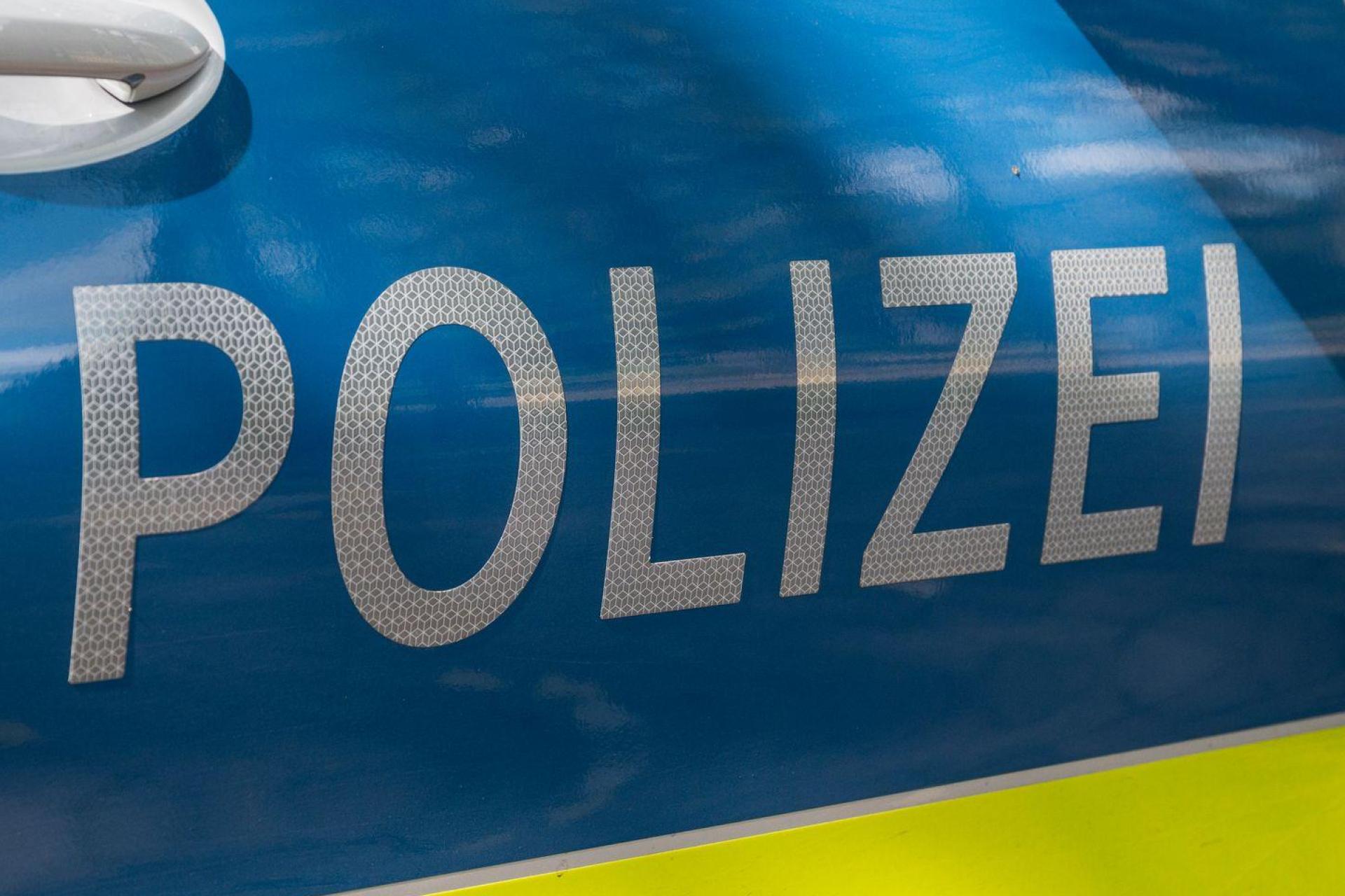 Mit einer Unfallflucht befasst sich die Polizei in Sulzbach-Rosenberg. (Symbolbild: Daniel Vogl/dpa)