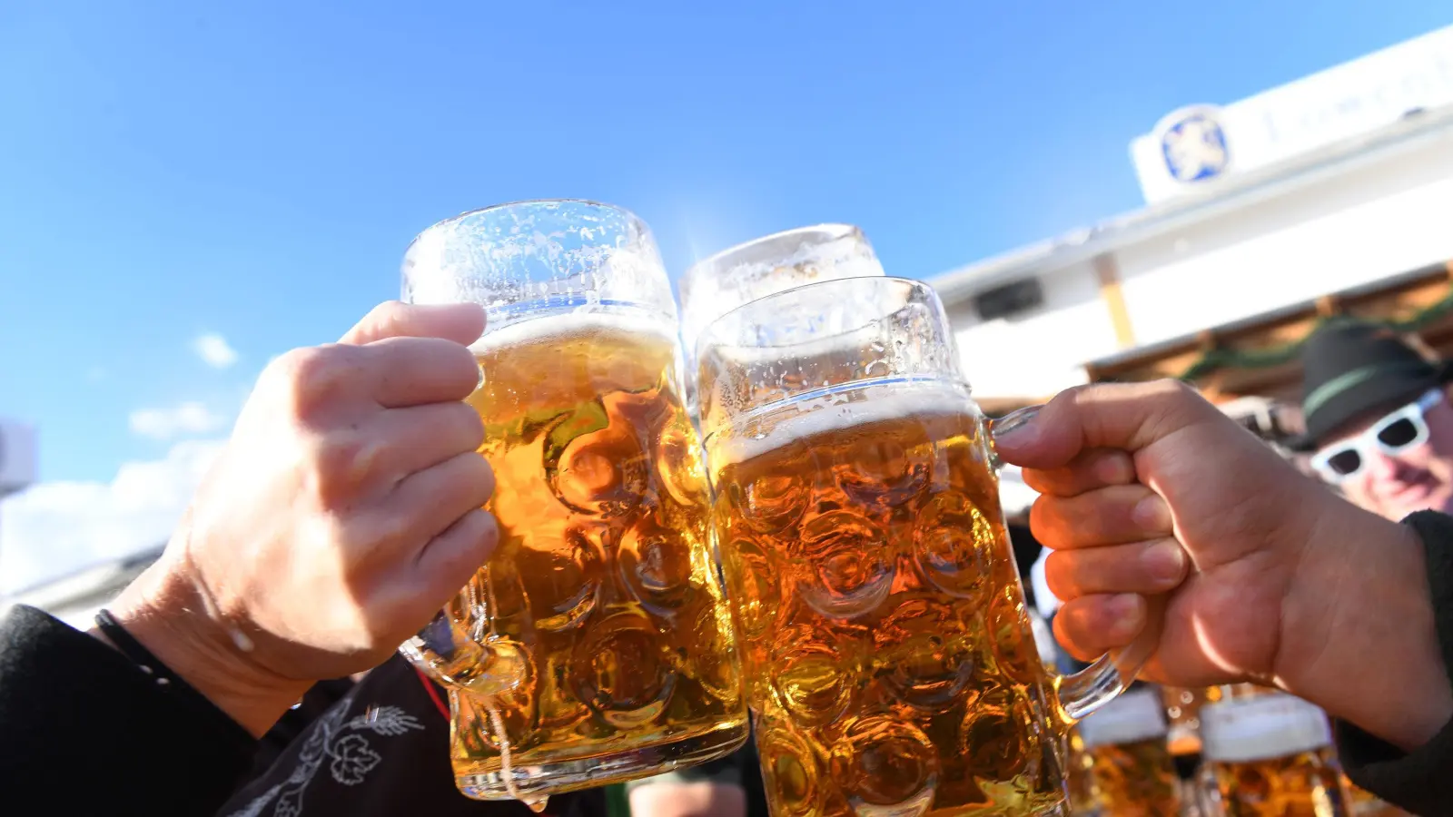 Zum Auftakt der Amberger Michaeli-Dult am Freitag, 27. September, wurde der Freibier-Ausschank gestrichen – genau wie der Festzug der Knappschaftskapelle zum Festzelt. Grund ist das vorhergesagte schlechte Herbstwetter. (Symbolbild: Felix Hörhager/dpa)