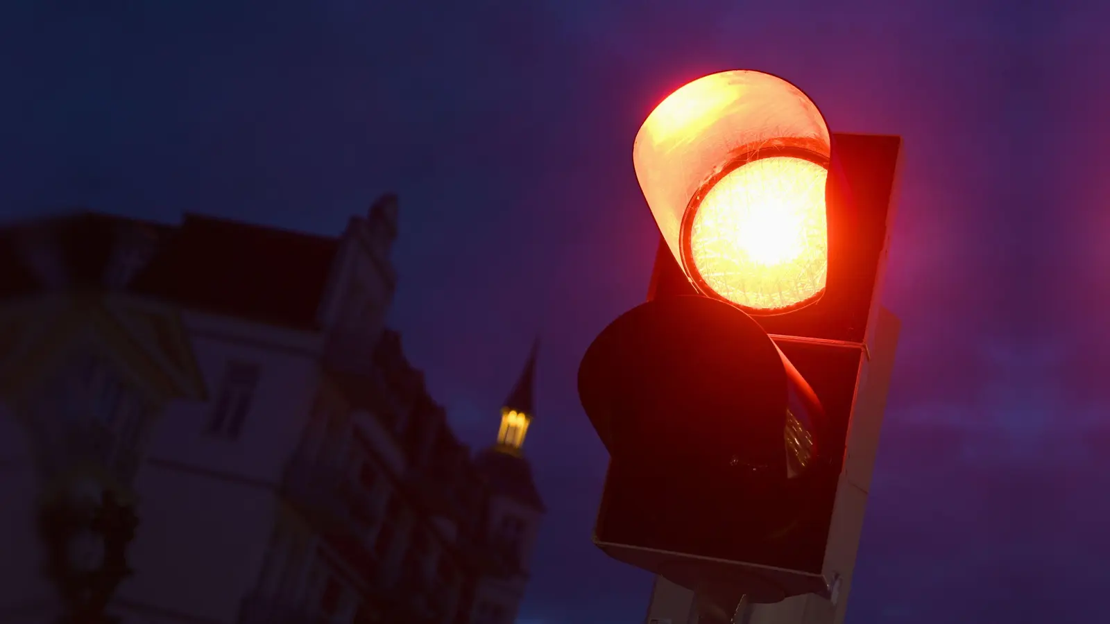 Ein Busfahrer hat in Amberg eine rote Ampel übersehen dadurch einen Unfall verursacht. (Symbolbild: Stefan Sauer/dpa)