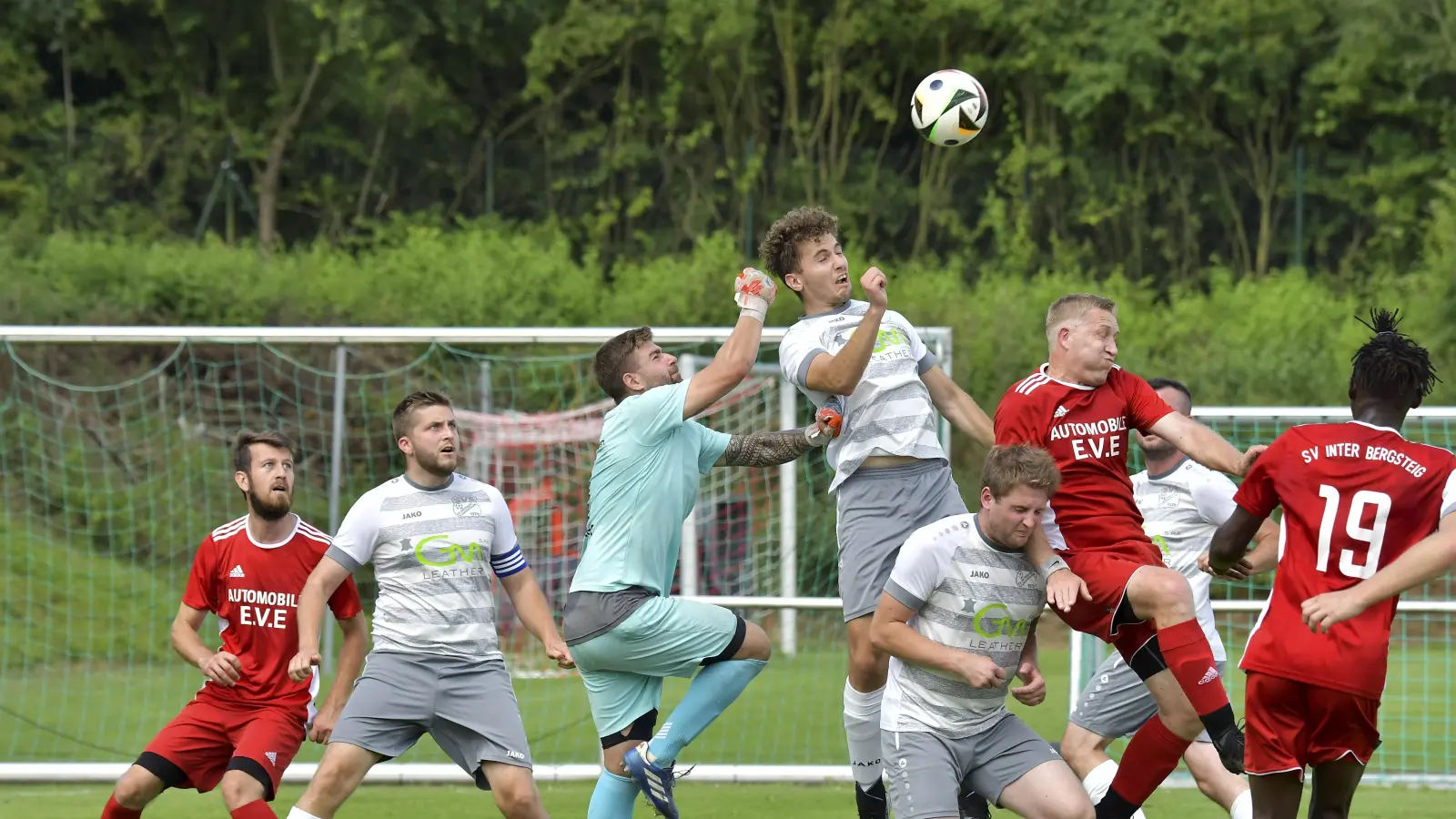 Torhüter Elias Graf (Dritter von links) vom SV Schmidmühlen II hat in dieser Szene große Mühen, um den Ball nach einer Ecke für den SV Inter Bergsteig Amberg II aus der Gefahrenzone zu befördern.  (Bild: Hubert Ziegler)