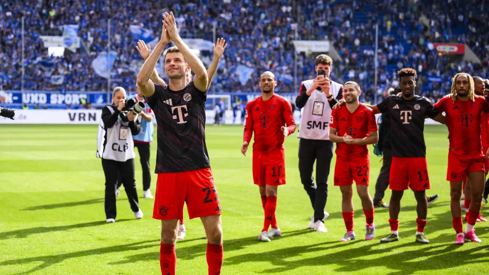 Thomas Müller verabschiedet sich nach dem letzten Spiel der Saison 2024/2025 von den Fans. Er wird den Verein verlassen. Hinter vielen weiteren Personalien, u.a. Sané (2.v.l.), Guerreiro (3.v.l.) und Coman (4.v.l.), stehen noch Fragezeichen. (Bild: Tom Weller/dpa)