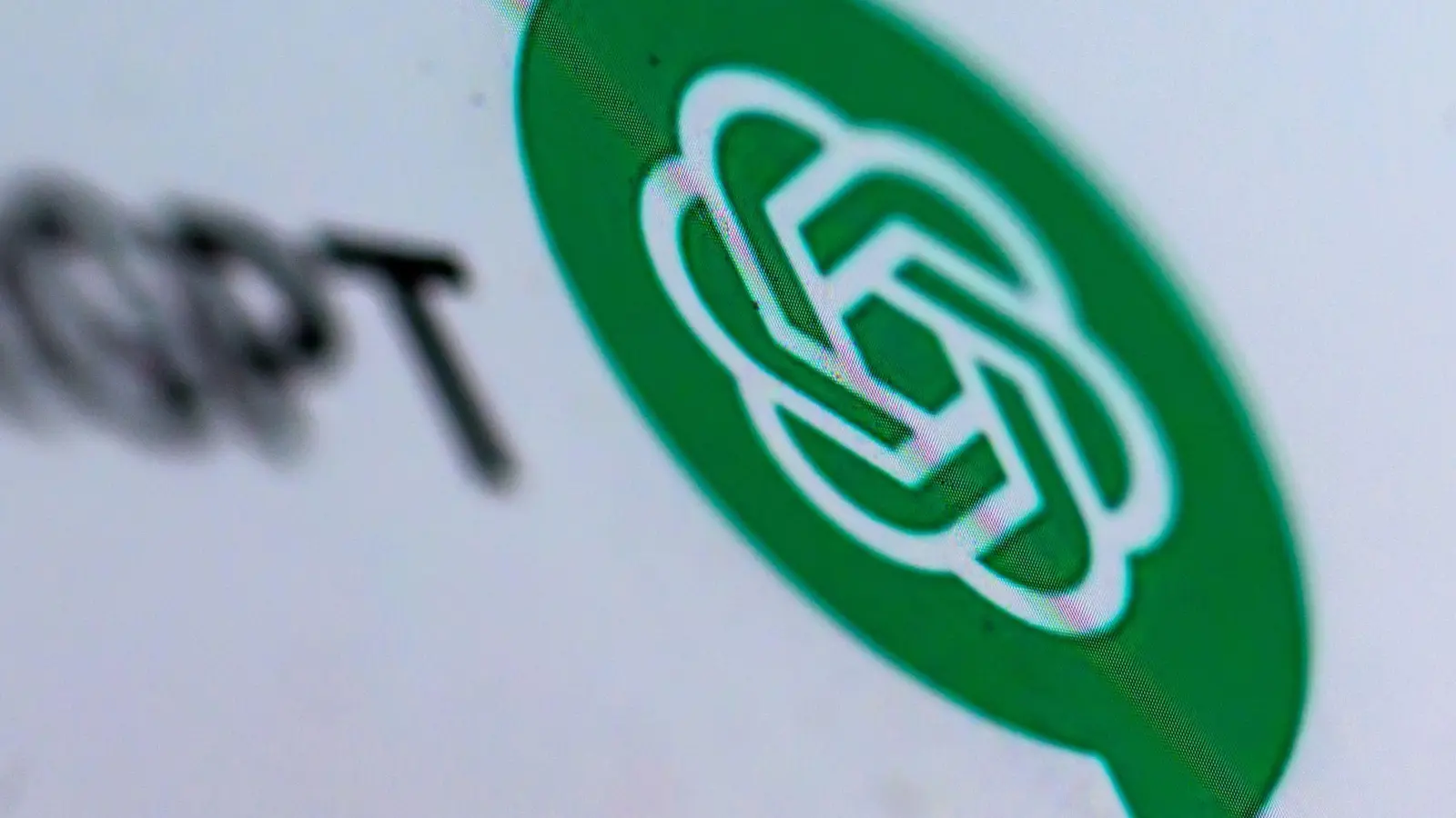 Der ChatGPT-Entwickler OpenAI verspricht bessere Maßnahmen zur Suizid-Prävention. (Archivbild) (Bild: Hendrik Schmidt/dpa)