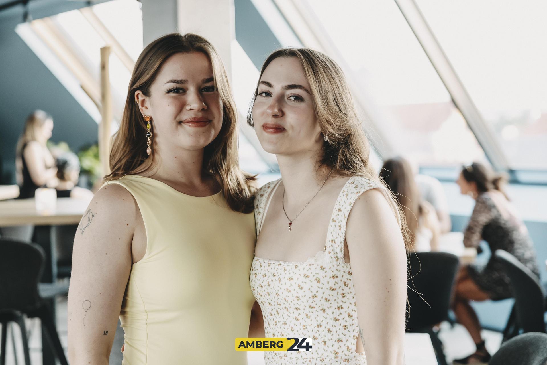 Ein Drink in der Hand, die Sonnenbrille auf der Nase und hinter der Stadt geht die Sonne unter – das ist der Vibe vom Sundowner in der Walküre Skybar. Das sind die besten Fotos vom Abend. (Bild: Lolografie)