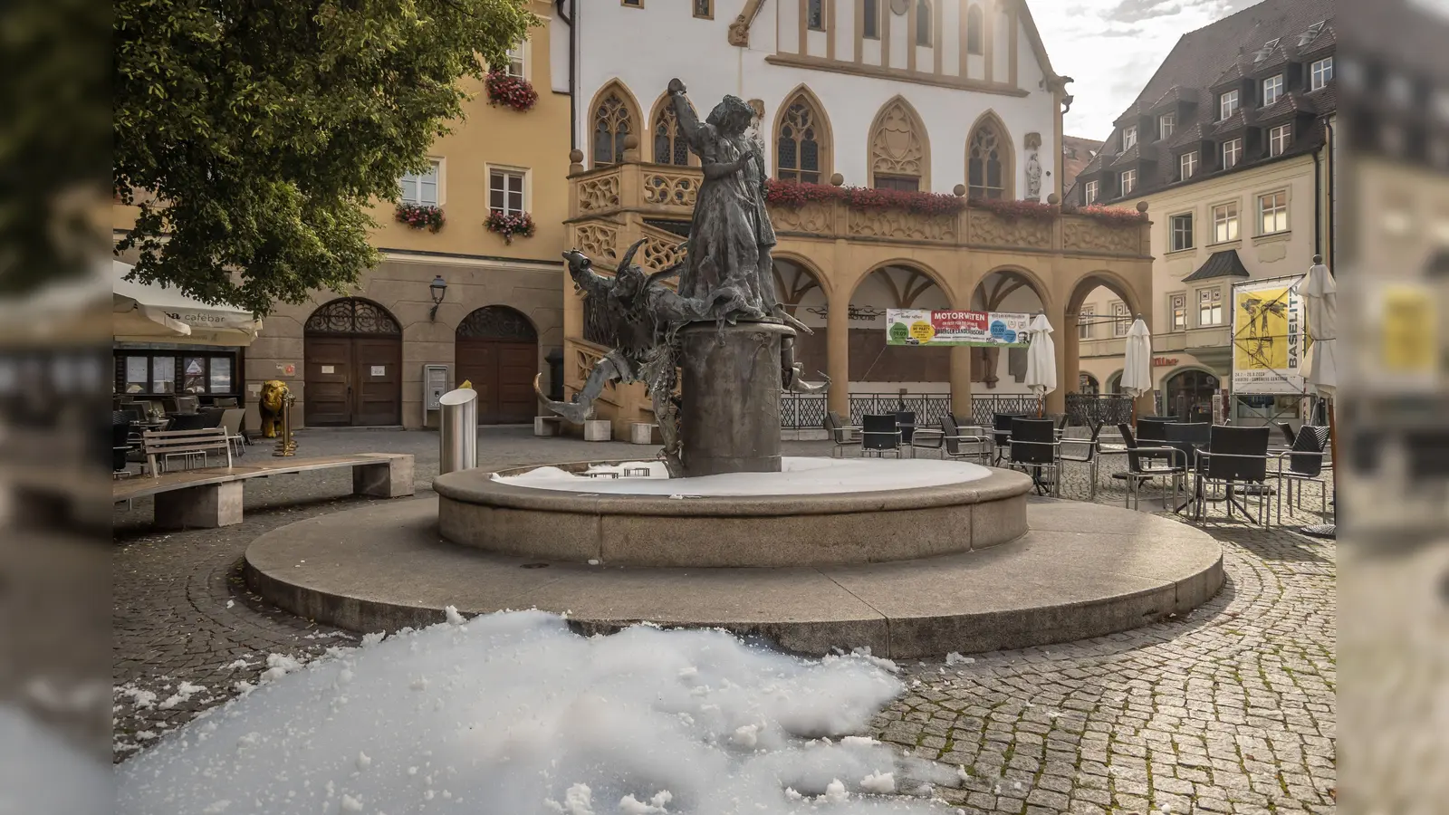 Nicht zum ersten Mal quoll am Donnerstag Schaum aus dem Hochzeitsbrunnen am Marktplatz in Amberg. (Bild: Michael Golinski, Stadt Amberg/exb)
