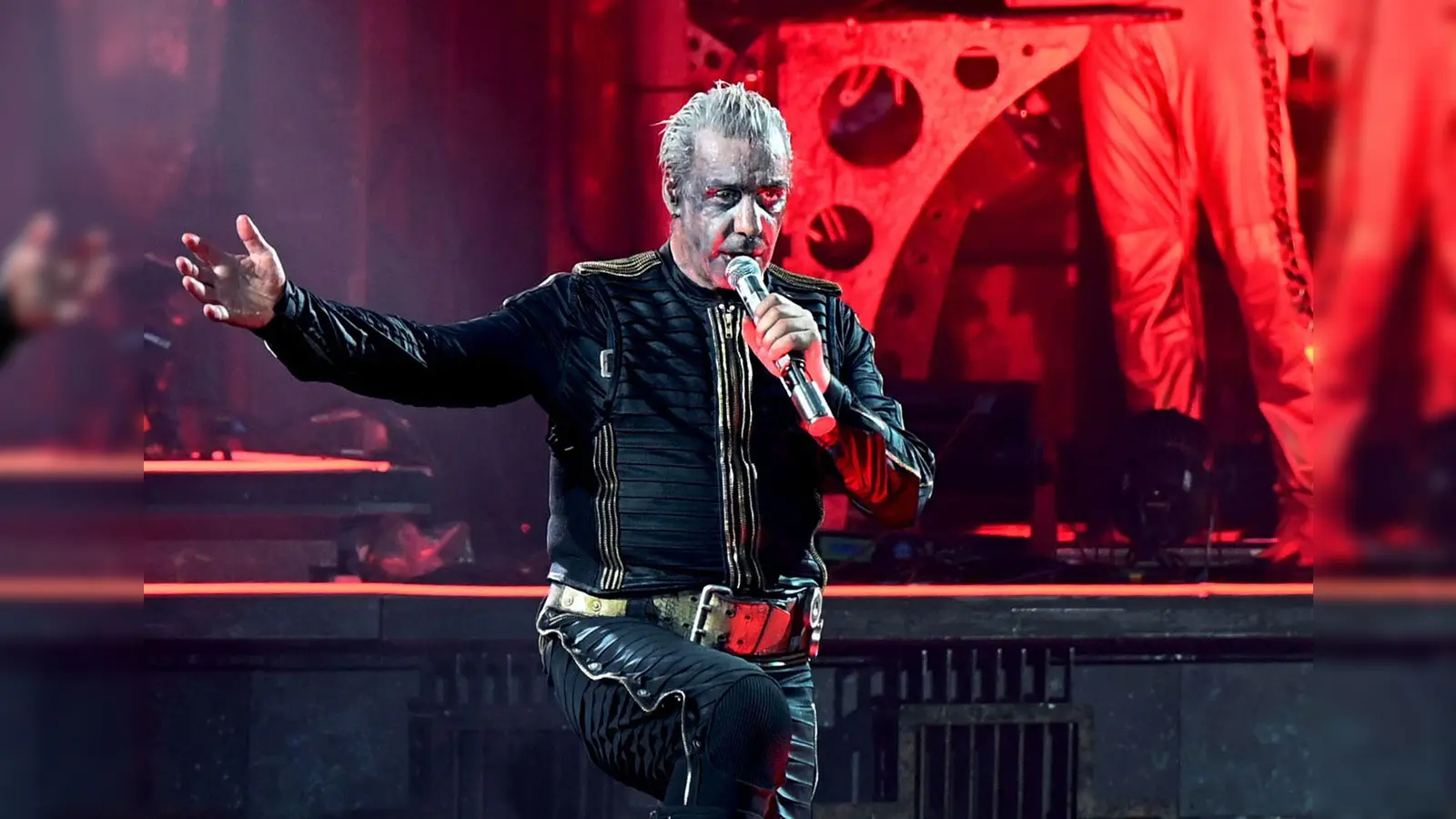 Rammstein Frontsänger Till Lindemann performt den Song „Deutschland“ auf der Bühne. (Archivbild: Malte Krudewig/dpa/Archivbild)