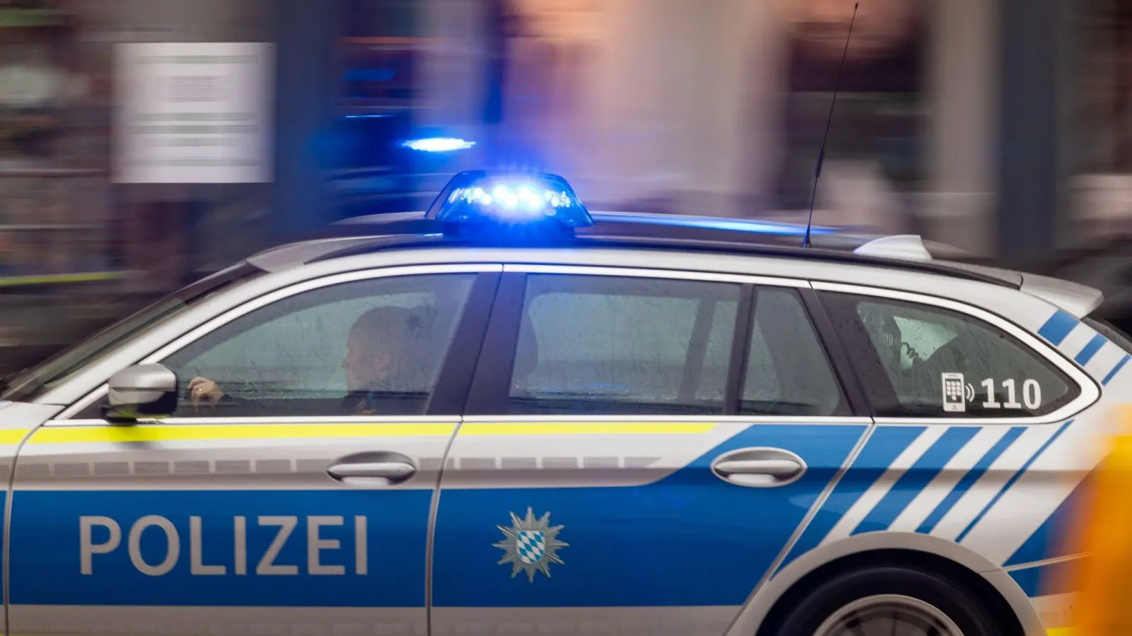 Die Polizei ermittelt in einem möglichen Fall von Betrug oder Diebstahl. (Symbolbild: Peter Kneffel/dpa )