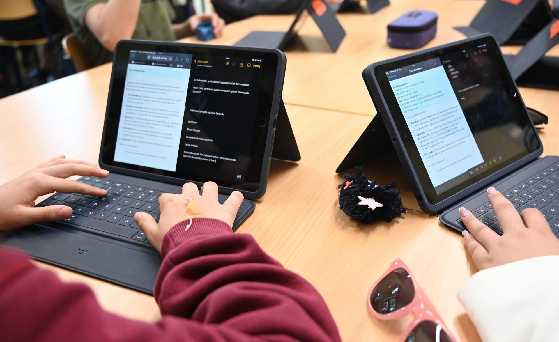 Laut Umfrage nutzen fast alle älteren Schüler KI-Tools. (Symbolbild: Carmen Jaspersen/dpa)
