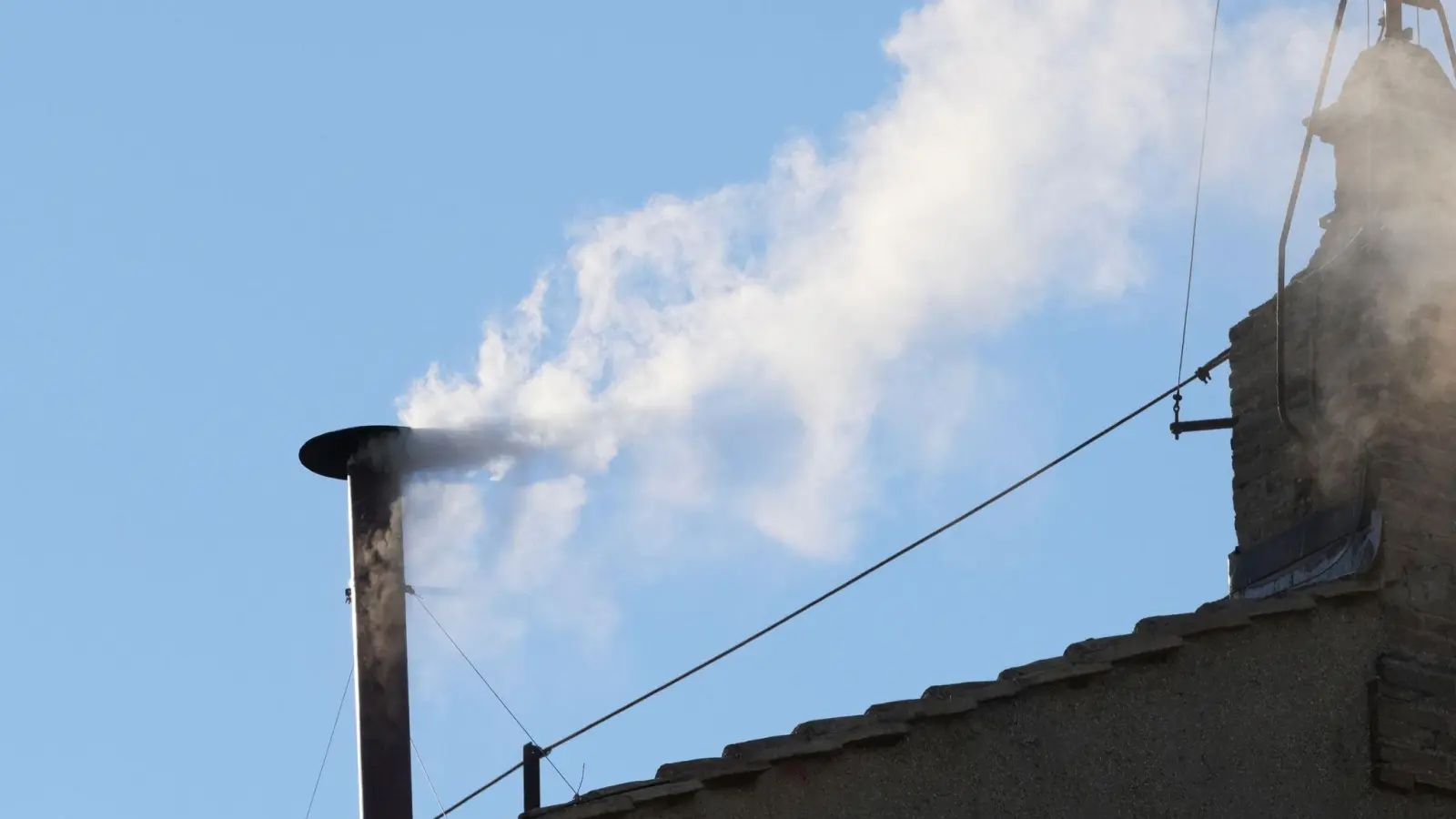 Weißer Rauch: Es gibt einen neuen Papst. (Bild: Andrew Medichini/AP/dpa)