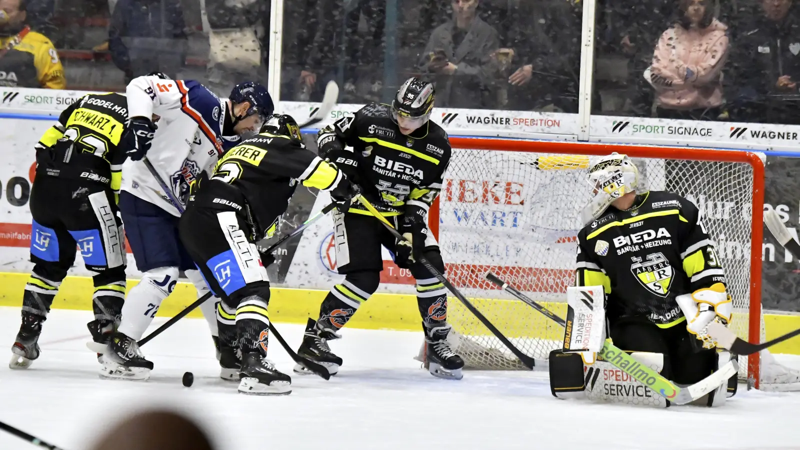 Der ERSC Amberg schließt am Freitagabend seine Testspielreihe ab. Es gastiert der ERV Schweinfurt. Das Bild zeigt eine Szene aus dem 2:1-Testspielsieg gegen die Schönheider Wölfe. (Archivbild: Hubert Ziegler)