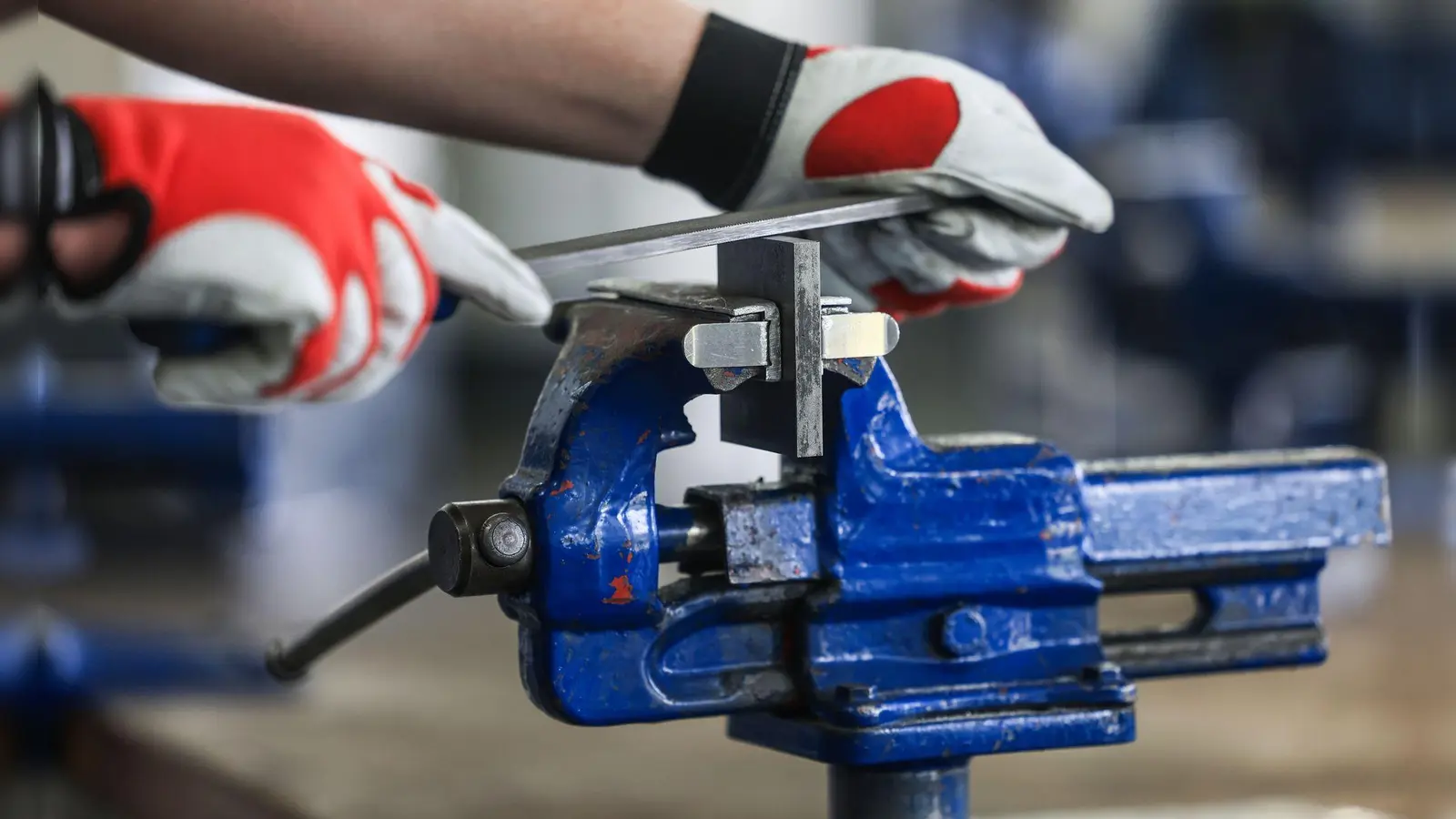 Bayerns Industriebetriebe sind wegen des Fachkräftemangels besonders auf ihre Azubis angewiesen. (Symbolbild) (Bild: Oliver Berg/dpa)