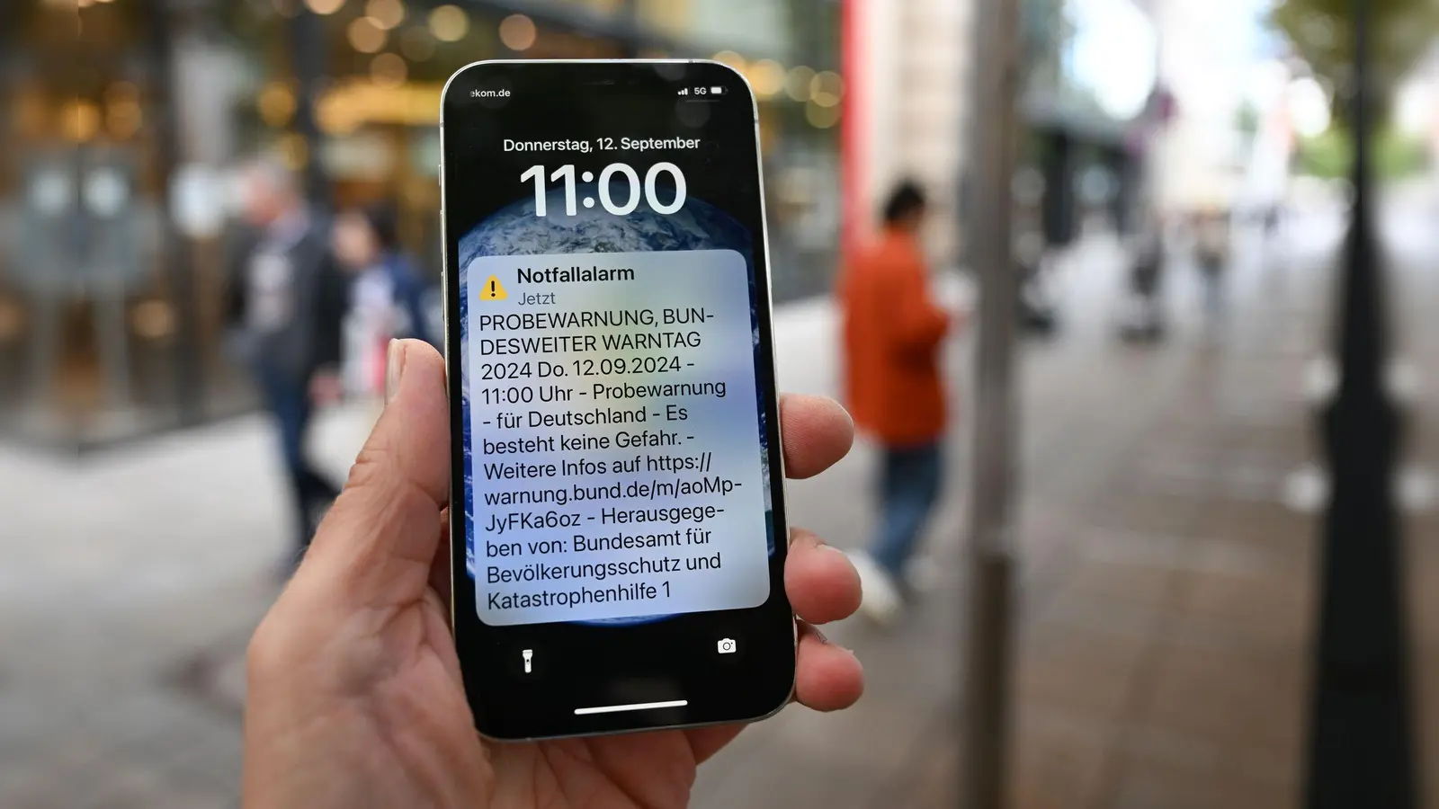 Die Handys klingeln unter Umständen auch, wenn sie auf stumm geschaltet sind (Archivbild).  (Bild: Bernd Weißbrod/dpa)