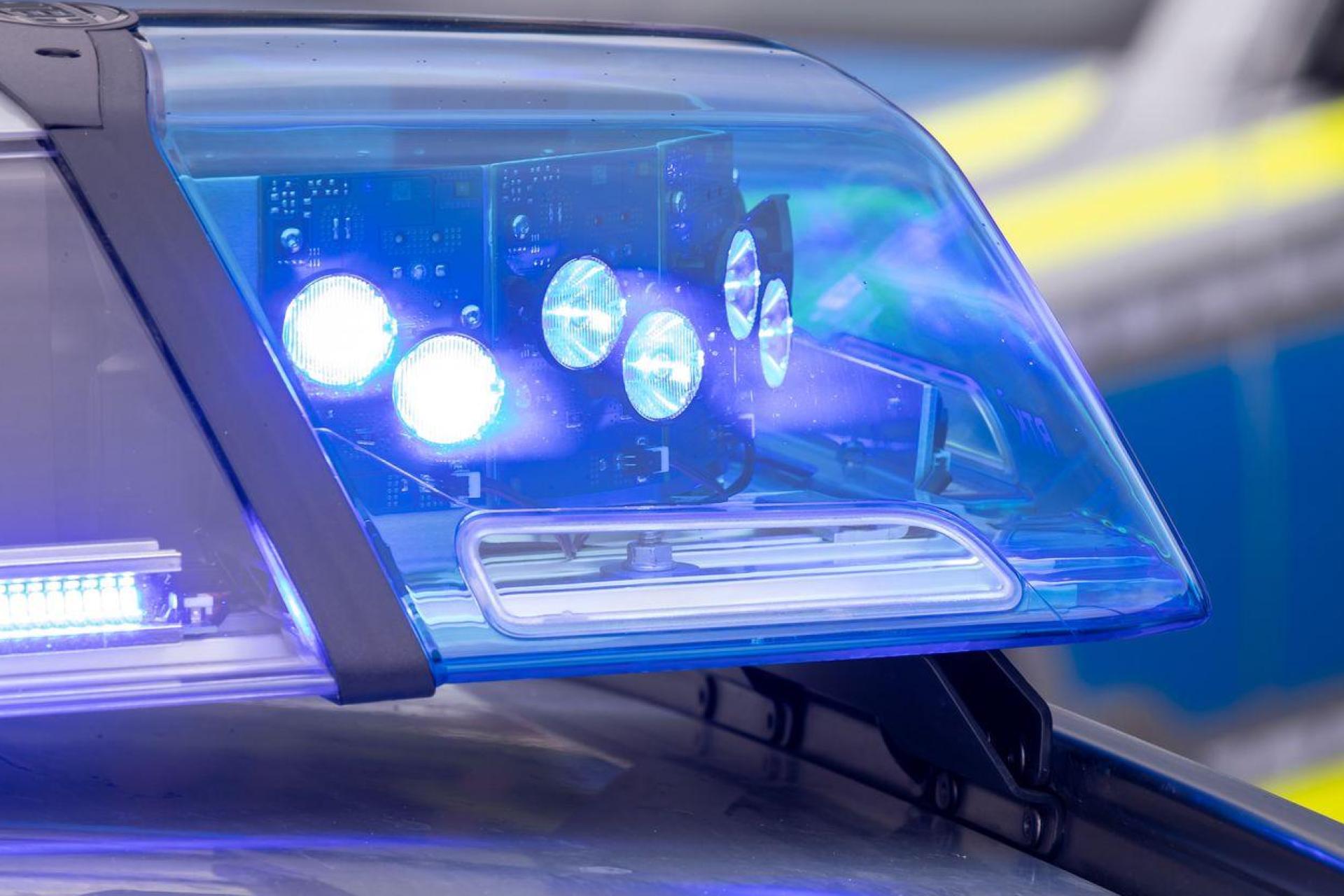 In Amberg stürzte ein E-Scooter-Fahrer. Die Polizei sucht nach dem Verursacher des Unfalls. (Symbolbild: Daniel Karmann/dpa)