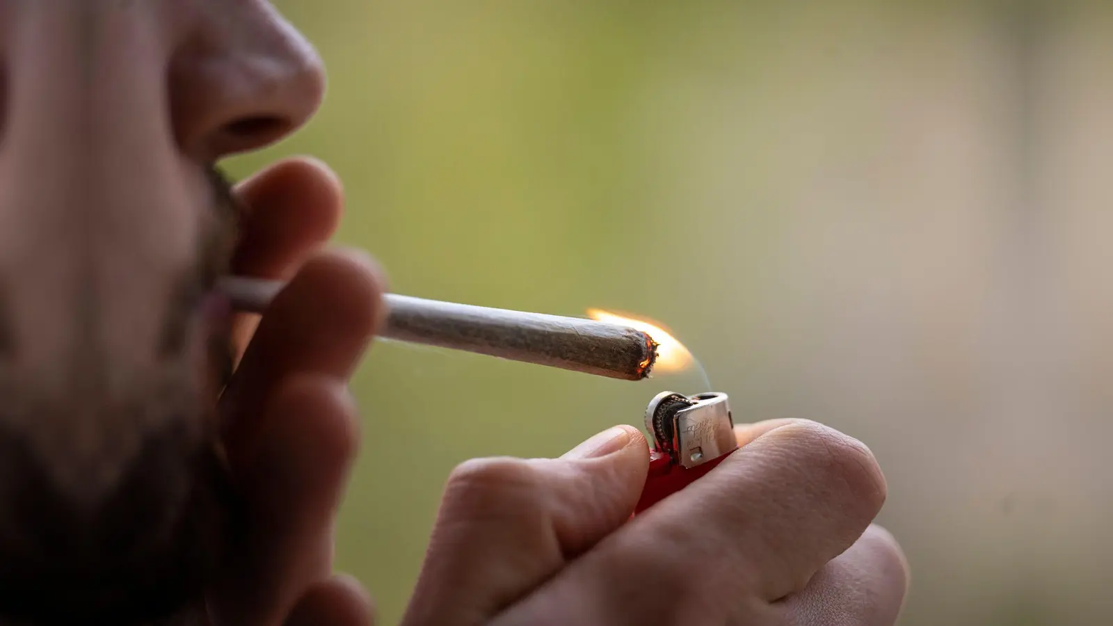 Ein 21-Jähriger ist in Amberg unter Drogeneinfluss erwischt worden. (Symbolbild: Hannes P Albert/dpa)