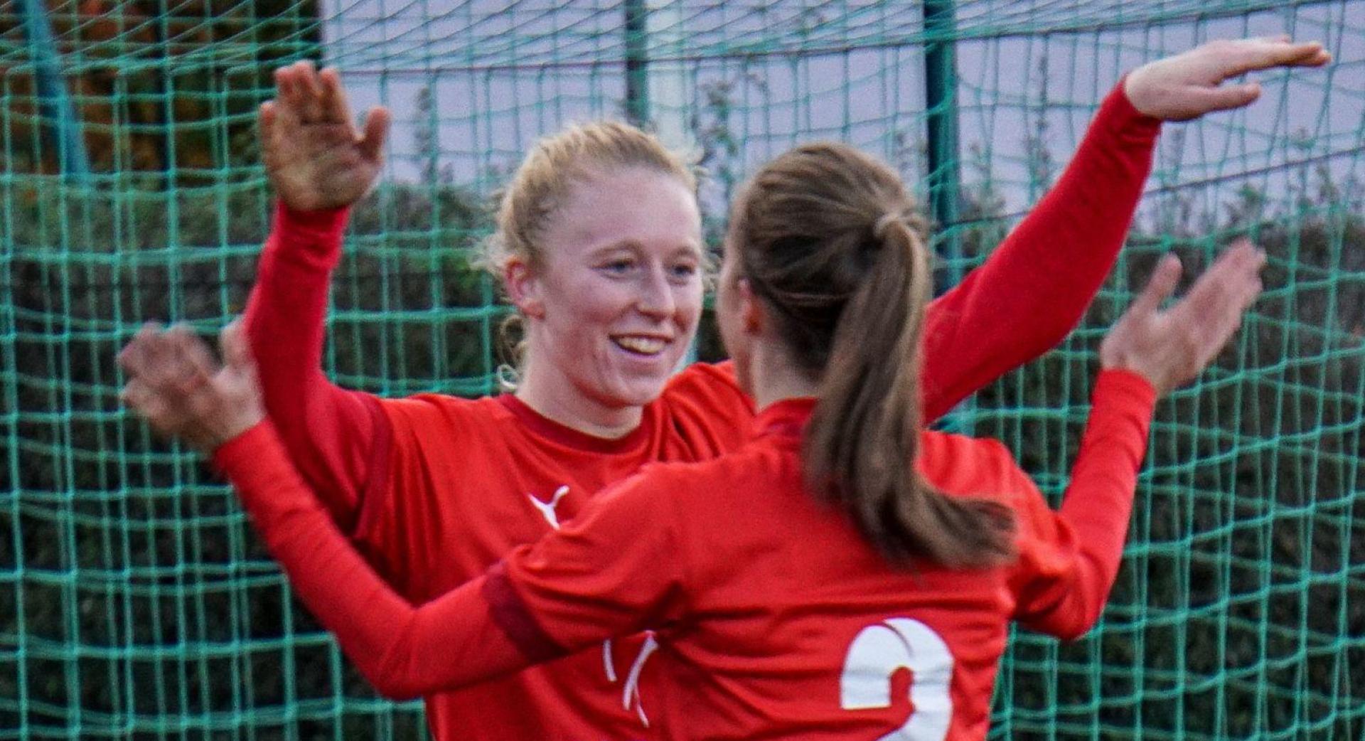 Anne Wagner (links) und Miriam Geitner nach dem Treffer zum 2:0. (Bild: Hannah Dirscherl)