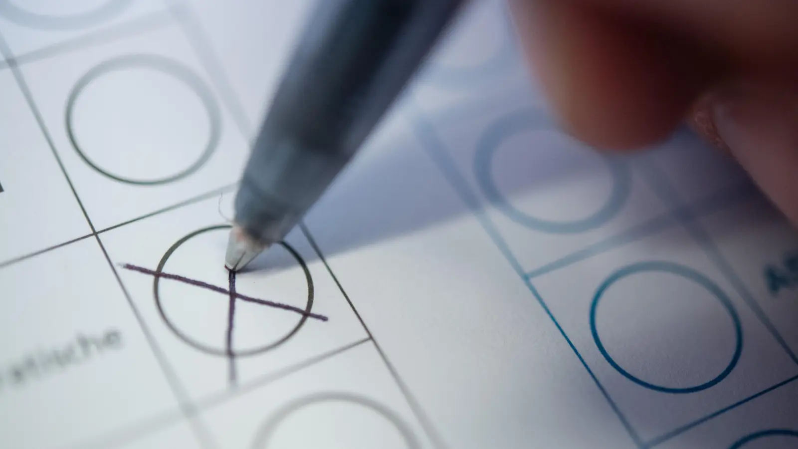 In Rieden im Landkreis Amberg-Sulzbach sind fehlerhafte Stimmzettel für die Gemeinderatswahl verschickt worden. (Bild: Sebastian Gollnow/dpa)