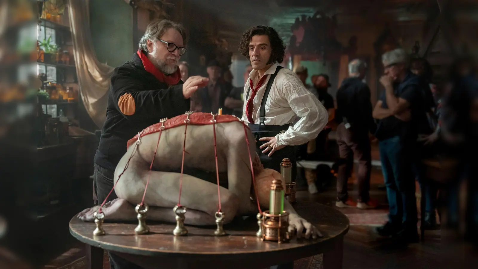 Del Toros Kreatur ist kein Schreckgespenst, sondern eine Seele aus Fleisch, Narben und Trauer. (Bild: Ken Woroner/Netflix via AP/dpa)