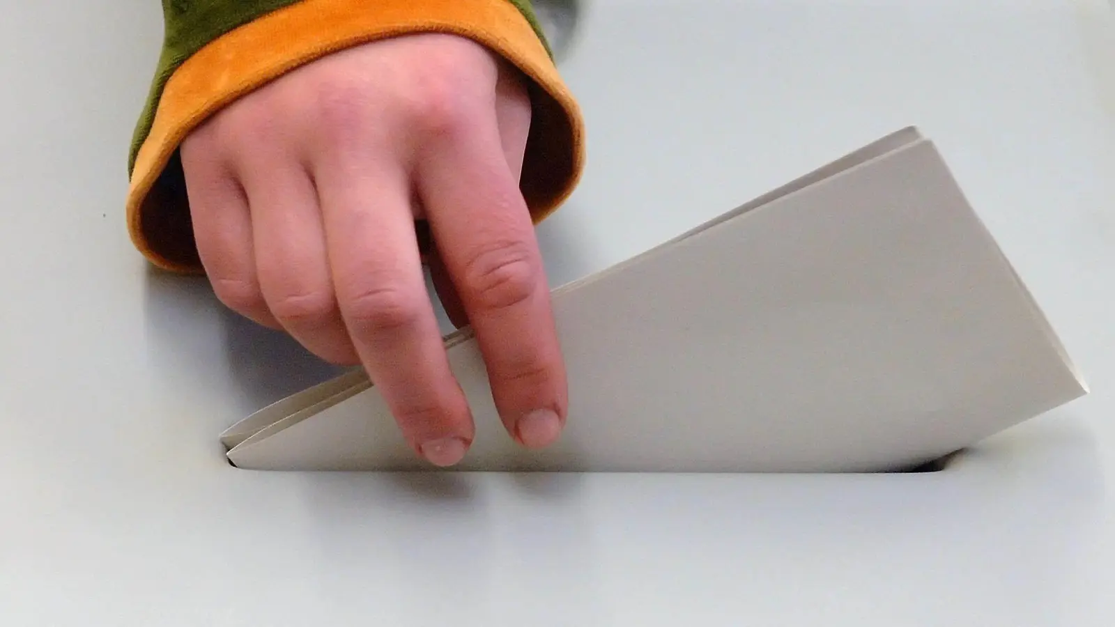 Bis 17.30 Uhr haben viele Amberger ihre Stimme abgegeben. (Symbolbild: Peter Endig/dpa)