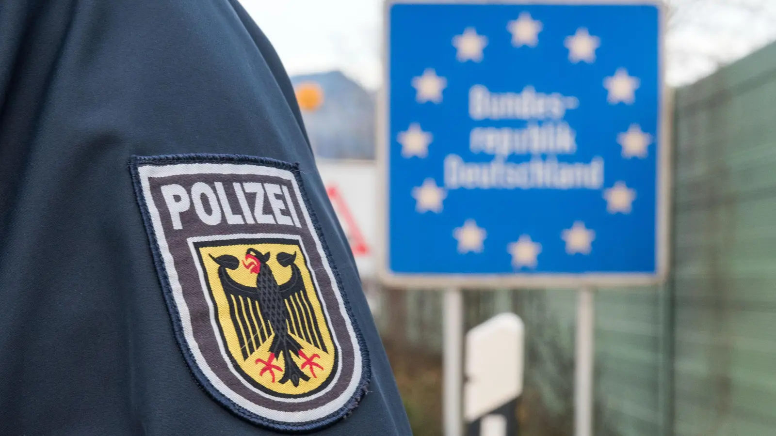 Die Reise nach Deutschland endete für einen 32-jährigen Mann bereits an der A6 bei Waidhaus. Er war mit gefälschten Ausweisdokumenten unterwegs. (Bild: Bundespolizei)