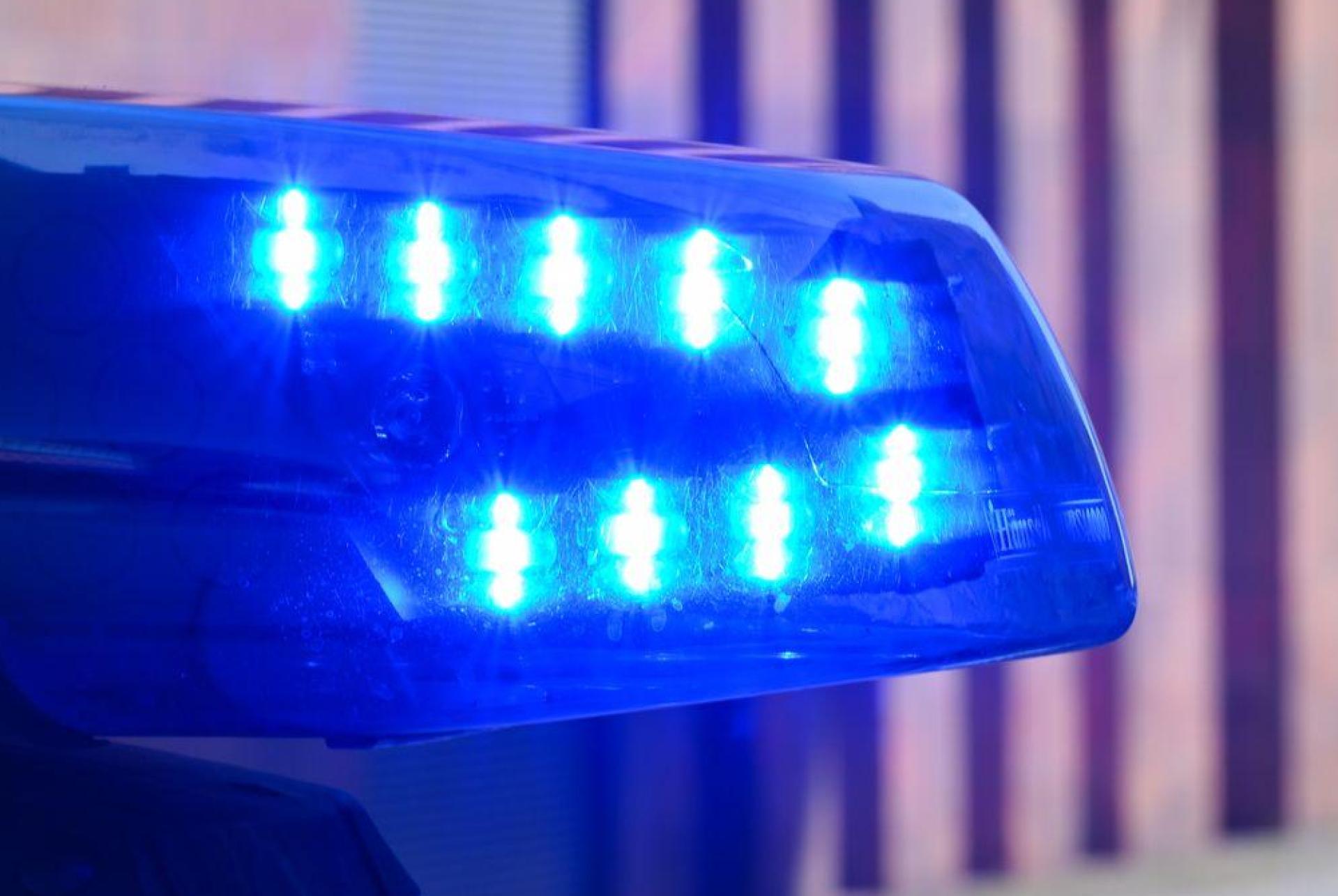 Drei Männer versuchten in Etzelwang, einen auf einer Baustelle geparkten Transporter aufzubrechen.  (Symbolbild: Patrick Pleul/dpa)