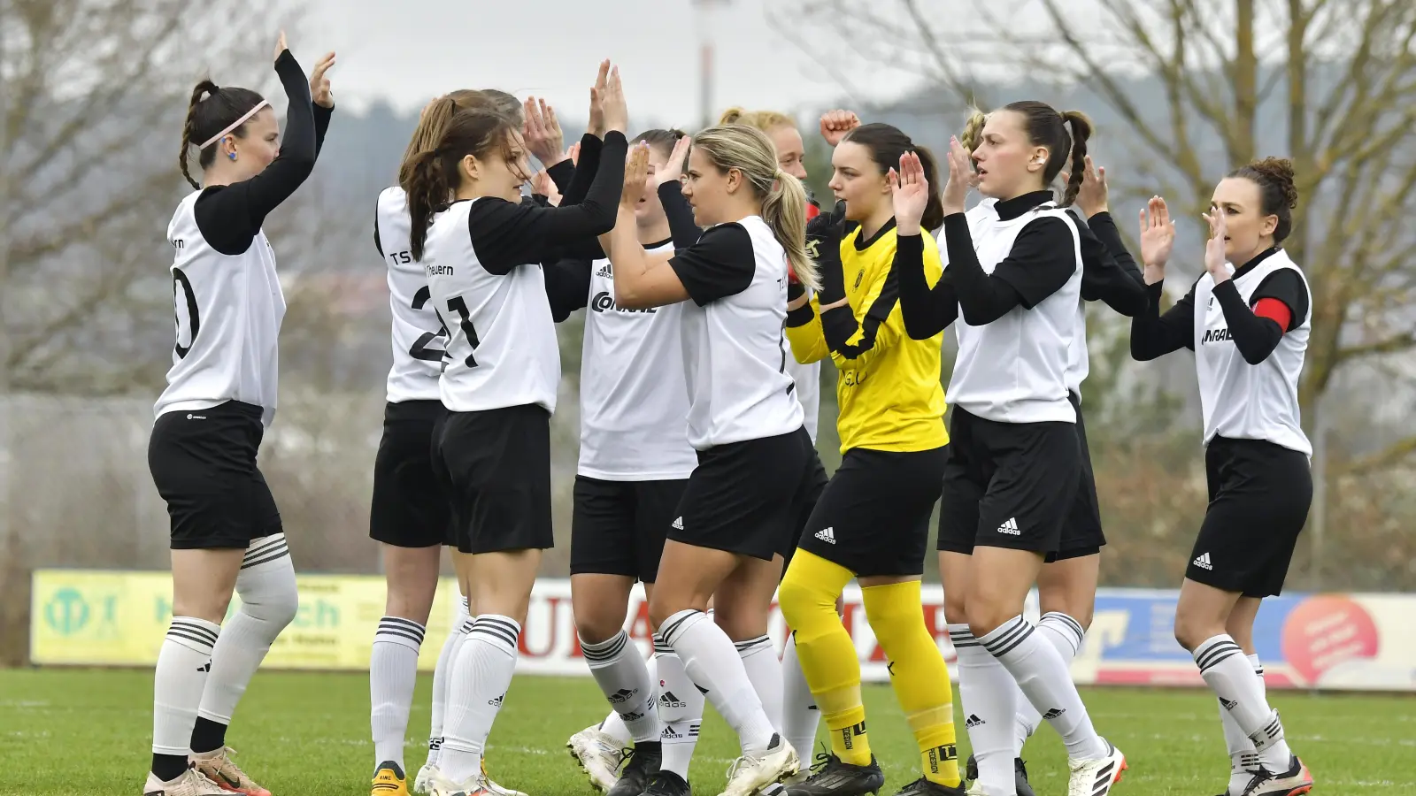 Die Fußballerinnen des TSV Theuern stimmen sich auf das Spiel ein. Am Samstag erwarten sie den FC Ingolstadt II. (Bild: Hubert Ziegler)
