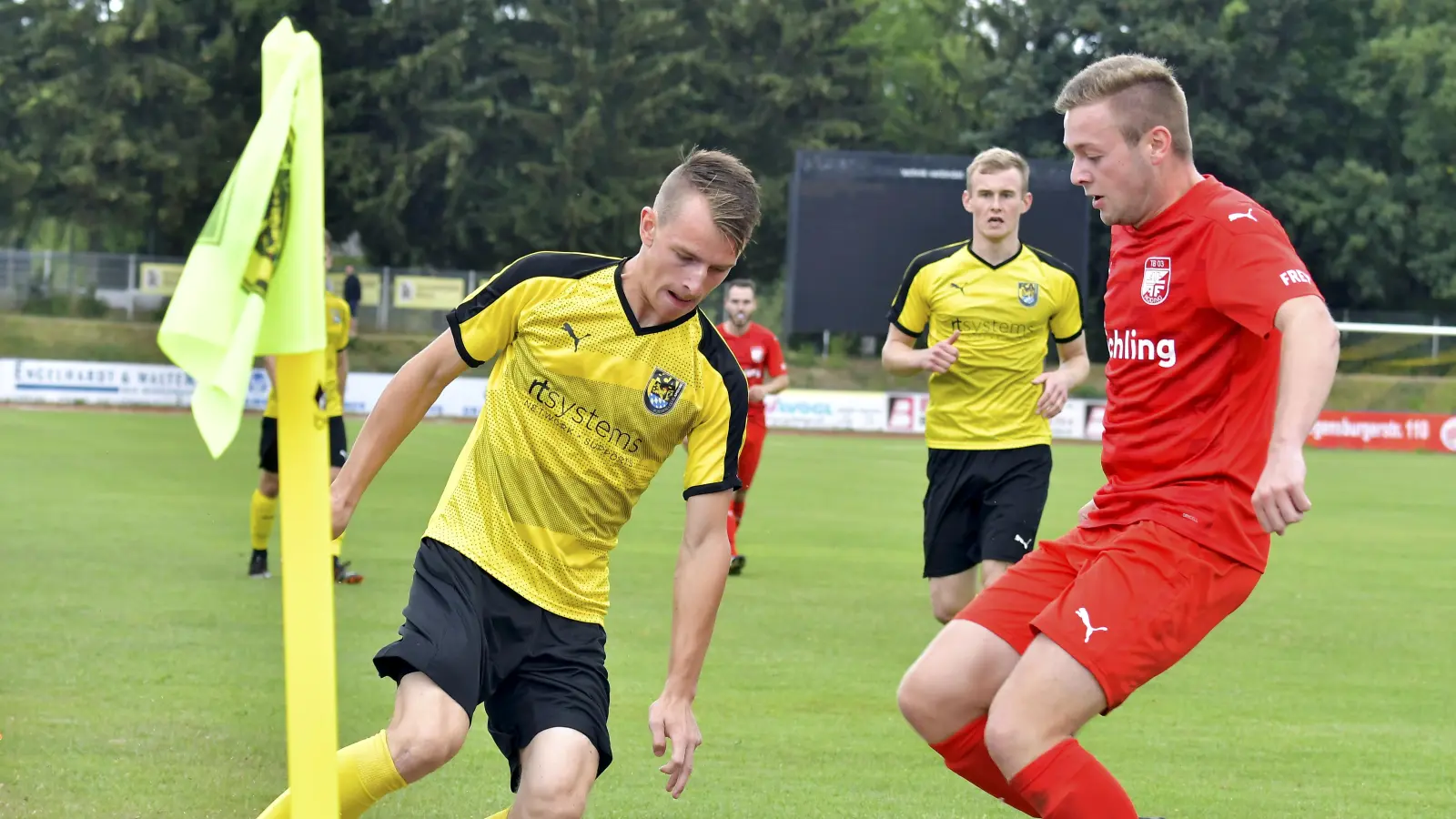 Paul Götz (links) verlässt den FC Amberg und läuft in der kommenden Saison für UPO auf. (Bild: Hubert Ziegler)