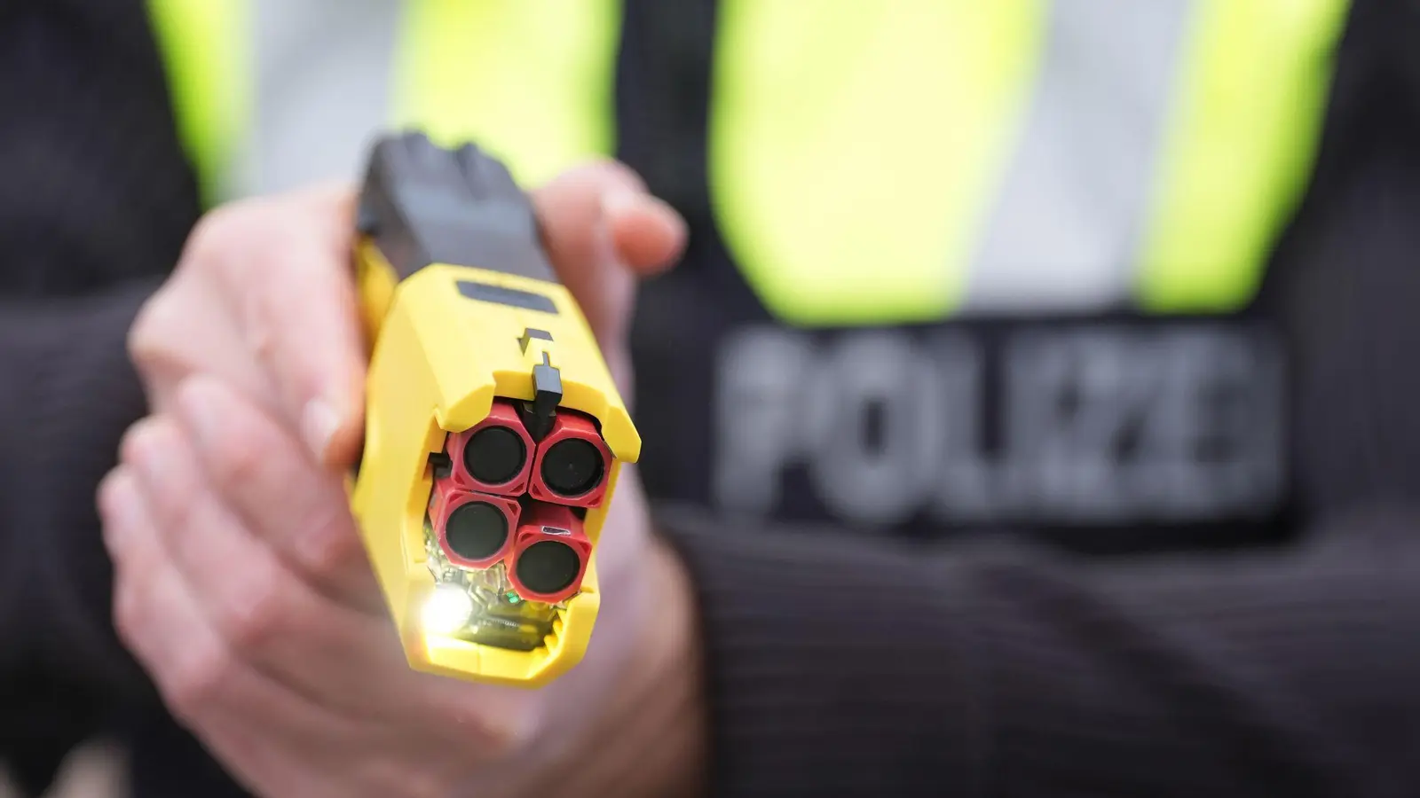 Elektroschockgeräte wirken oft schon bei ihrem reinen Anblick abschreckend. (Symbolbild) (Bild: Marcus Brandt/dpa)