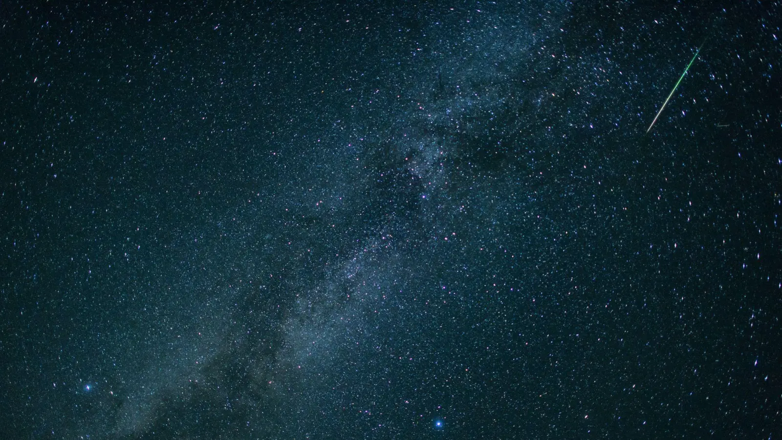 Im August gibt es viele Sternschnuppen zu sehen - die meisten üblicherweise in der Nacht vom 12. auf den 13. August. (Archivbild) (Bild: Matthias Balk/dpa)