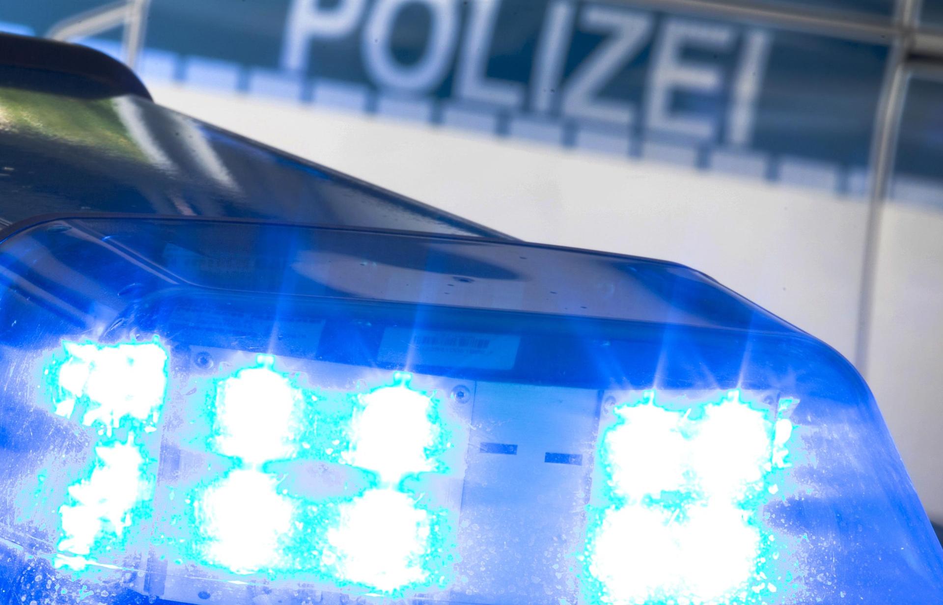 Die Polizei fahndet nach einem Dieb, der in Poppenricht Fahrzeugteile gestohlen hat. (Symbolbild: Friso Gentsch)