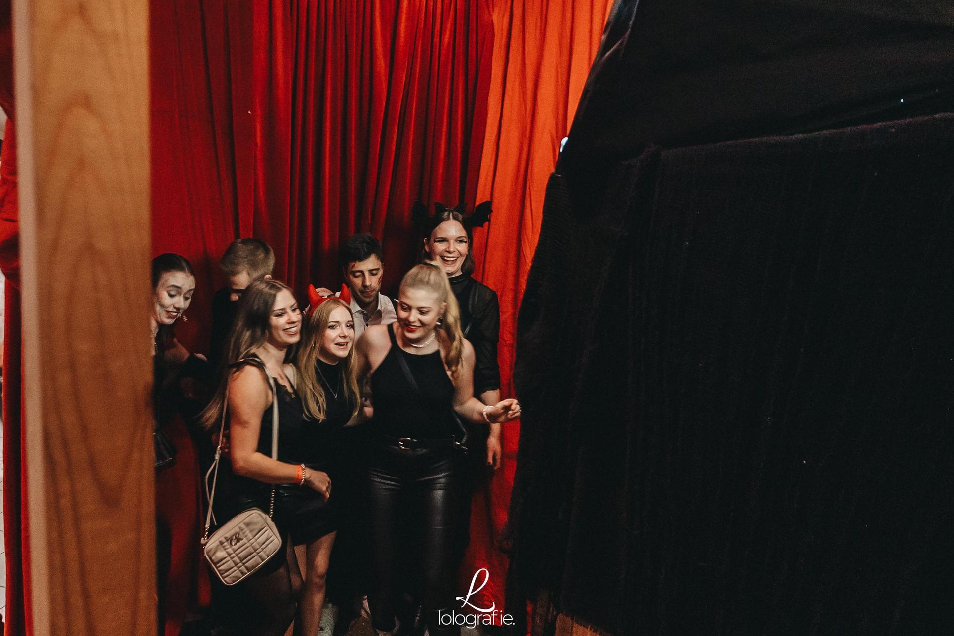 „Creepy Carneval” - das war das Motto der Halloween-Nacht im Casino. Und creepy waren auch viele der Partygäste mit ihren Verkleidungen. (Bild: Leonie Hartung)