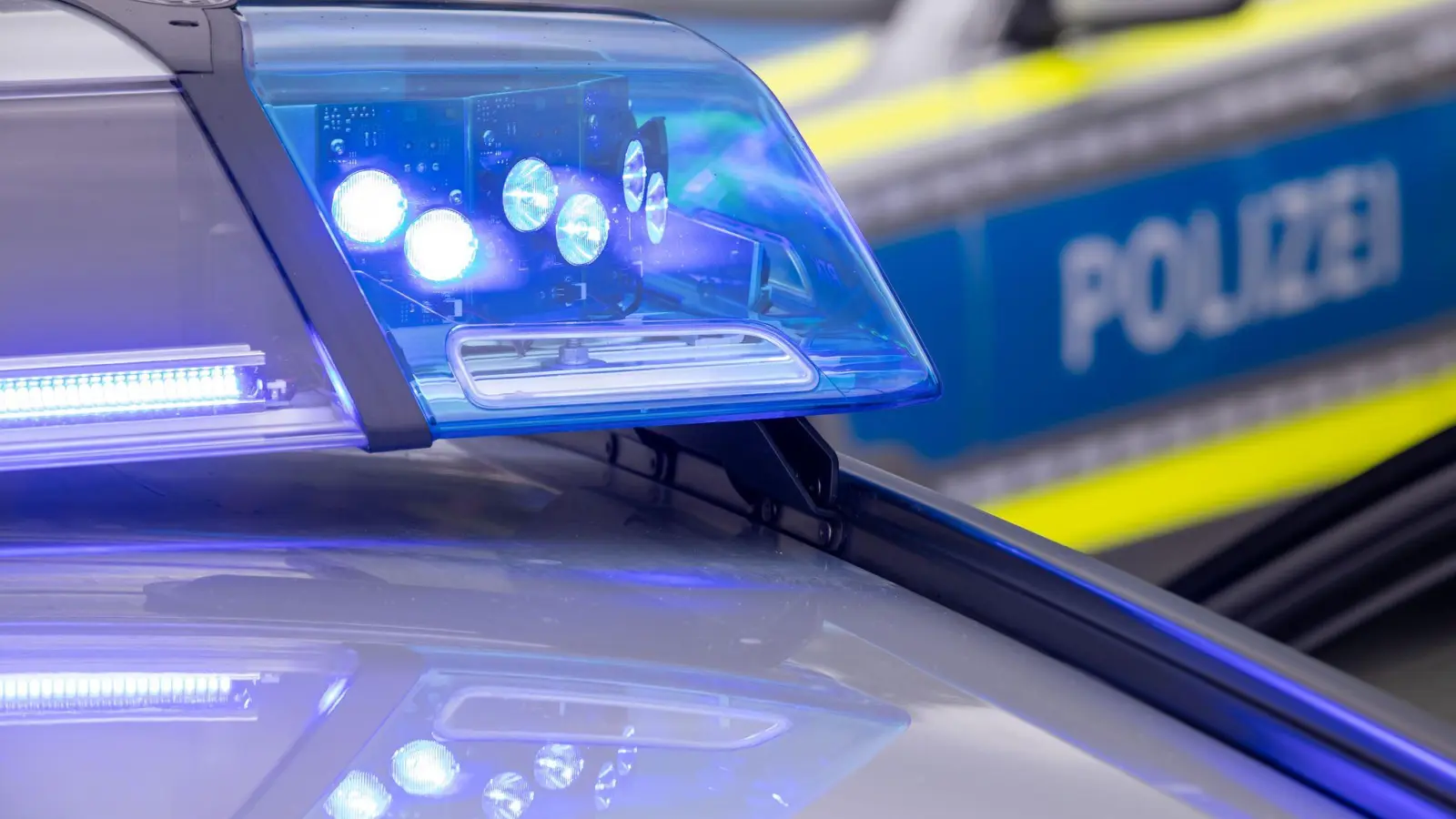 Zwei Männer mit Schussverletzungen im Krankenhaus: Polizei ermittelt in Schwandorf (Symbolbild: Daniel Karmann/dpa)