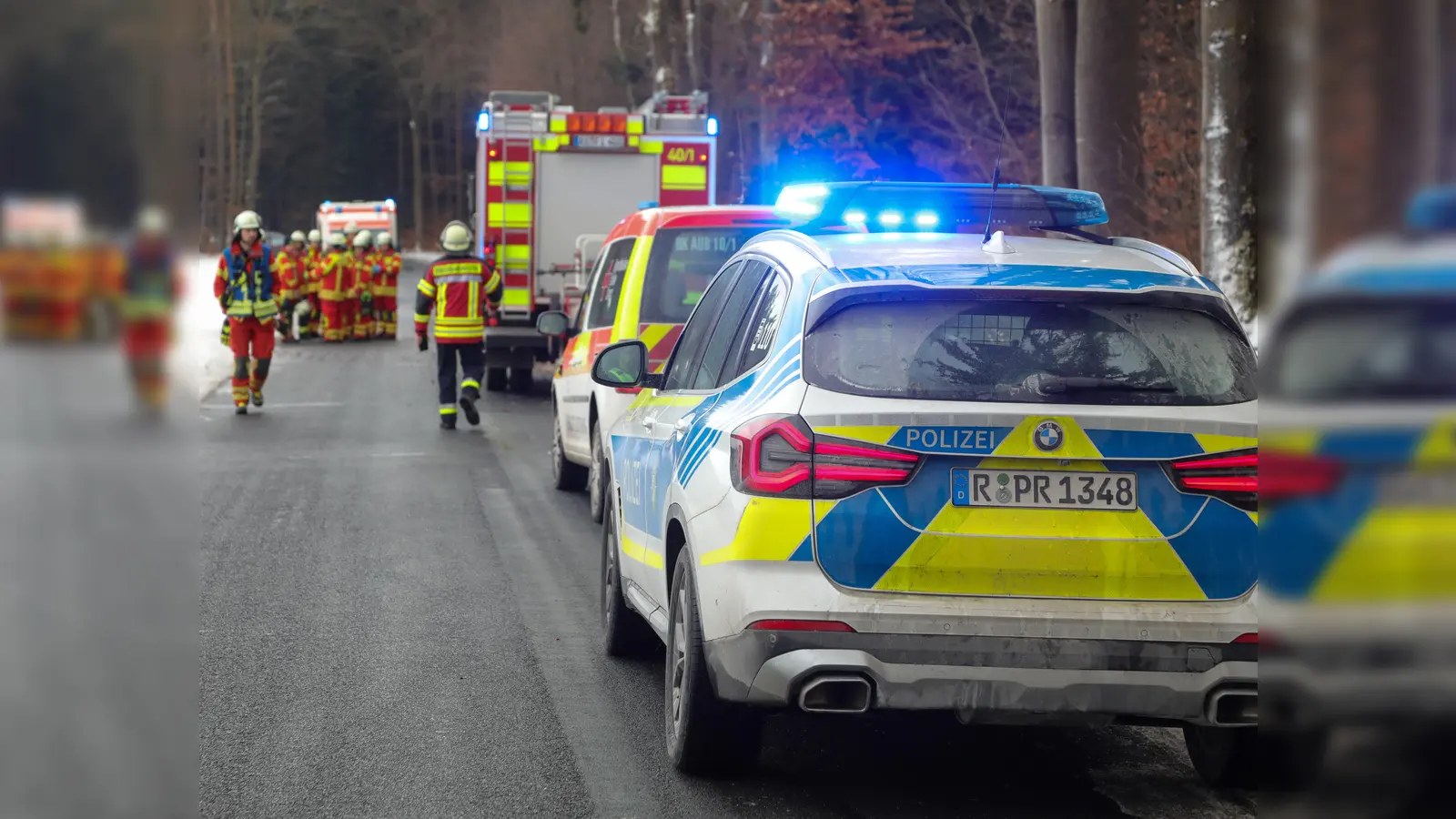 Rund 40 Einsatzkräfte der Feuerwehren Ursensollen, Augsberg und Illschwang waren vor Ort, um den 18-Jährigen aus seinem Fahrzeug zu schneiden.  (Bild: Wolfgang Steinbacher)