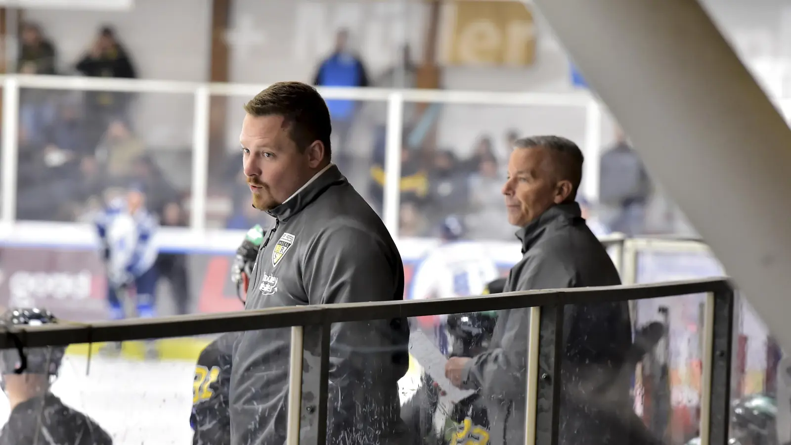 Bernhard Keil (links) wird in der neuen Saison Heachcoach Dirk Salinger (rechts) auch im Trainingsbetrieb der ersten Mannschaft unterstützen und sich verstärkt um das Video-Coaching kümmern.  (Archivbild: Hubert Ziegler)