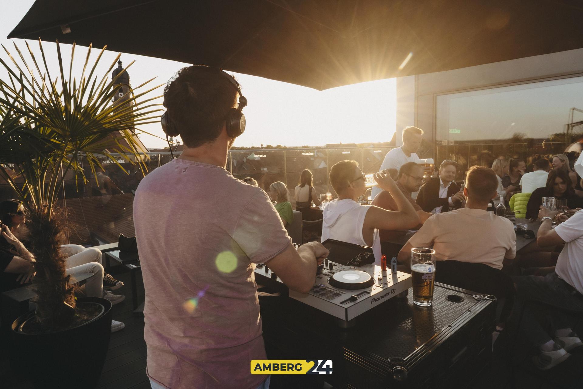 Das perfekte Wetter und eine noch bessere Location gab's am Mittwochabend. Feiertagsstimmung in der Walküre inklusive. (Bild: Lolografie)