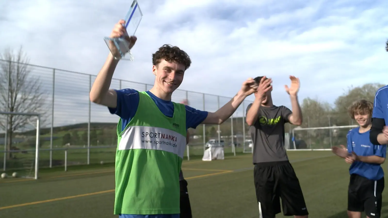 Felix Belzner mit dem „Bayern-Treffer”-Pokal aus dem Monat März. Sein Tor steht nun auch zur Wahl bei der Suche nach dem „Bayern-Treffer der Saison“ 2024/25.  (Bild: BR)