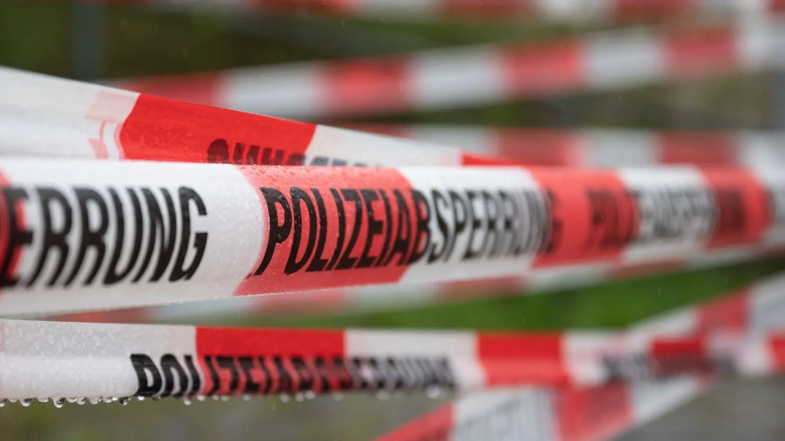 Die Polizei sperrt den Fundort ab. (Symbolbild: Sebastian Kahnert/dpa)