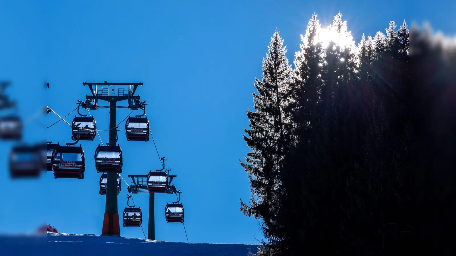 Ein 13-jähriger Schüler aus dem Nürnberger Land kollidierte beim Skifahren im Tiroler Alpbachtal mit einem Briten. Der Junge wurde schwer verletzt in ein Krankenhaus gebracht.  (Symbolbild: Jens Büttner/dpa)